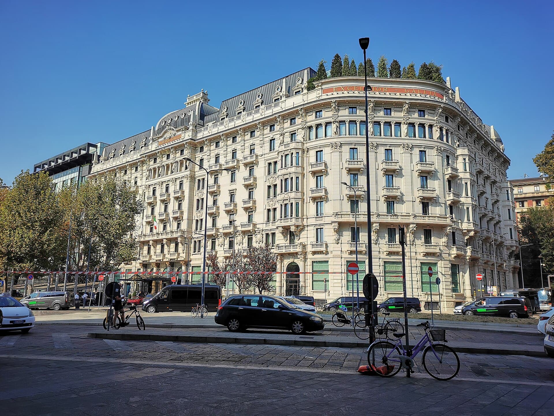 Excelsior Hotel Gallia (via Wikimedia Commons, CC BY-SA 4.0)