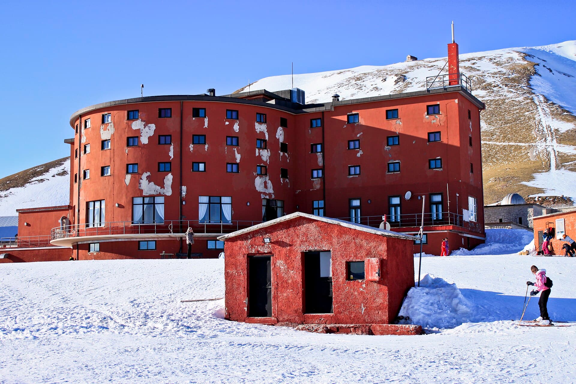 Hotel Campo Imperatore (via Wikimedia Commons, CC BY 3.0)