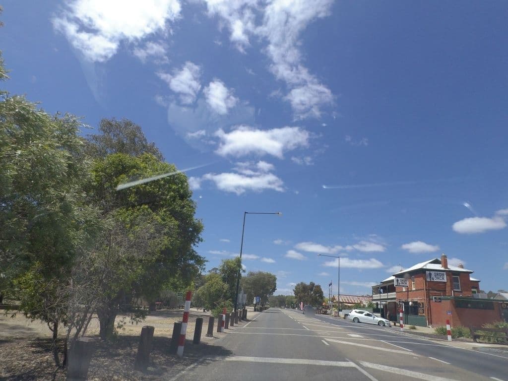 Street view near Glenrowan Motel, Wangaratta — © mander (CC BY-SA · Mapillary)