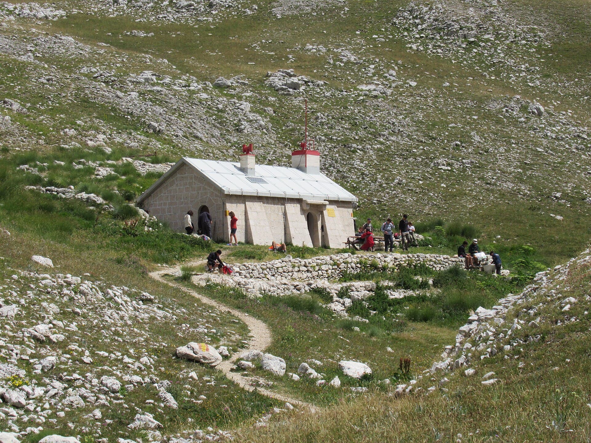 Rifugio Garibaldi (via Wikimedia Commons, CC BY-SA 4.0)