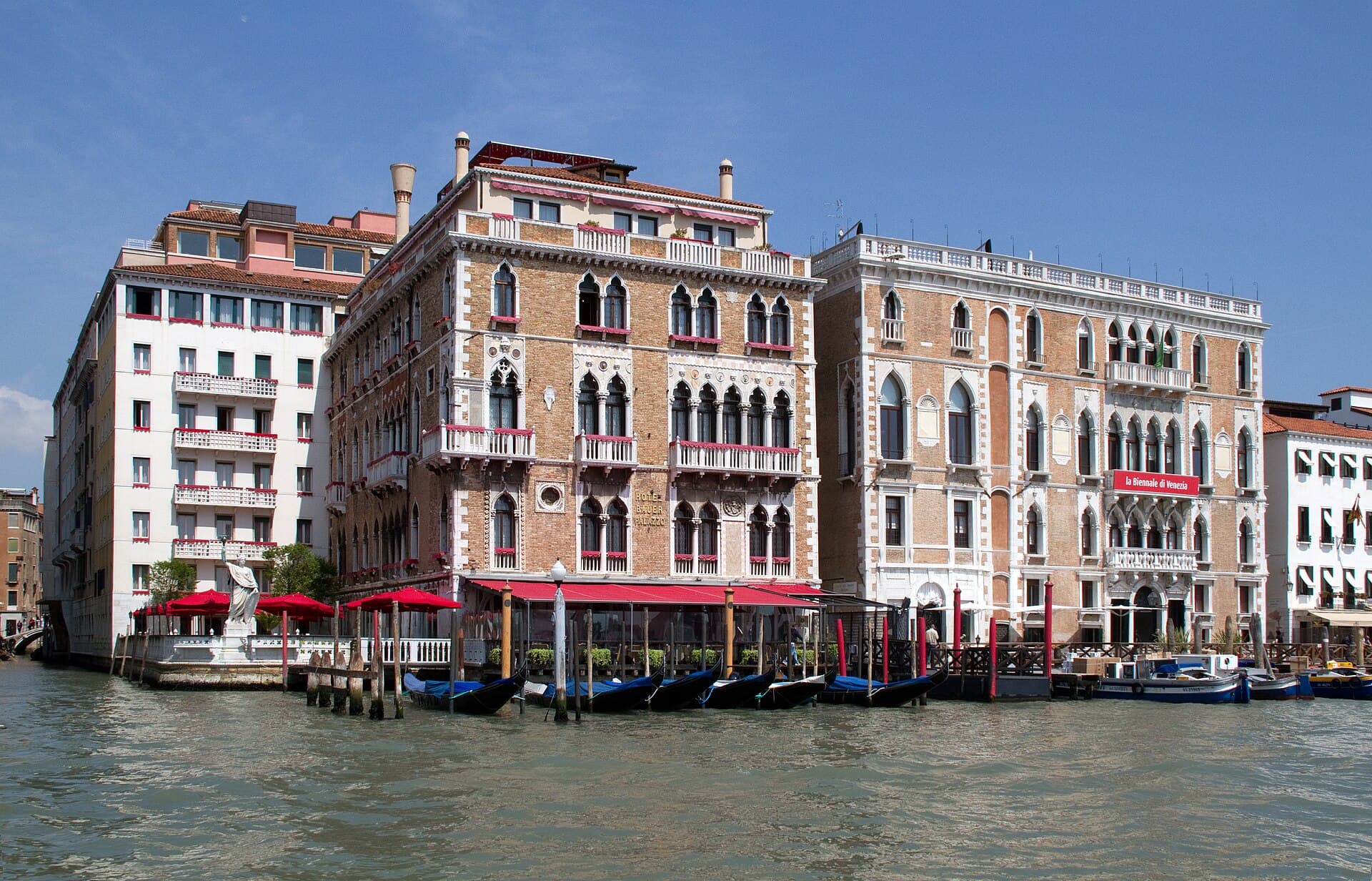 Bauer Palazzo (via Wikimedia Commons, CC BY 2.0)