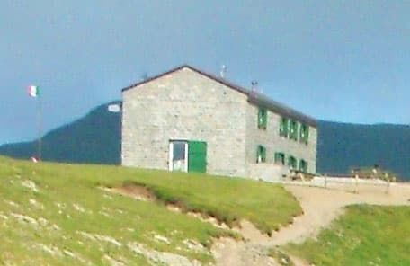 Rifugio Duca Degli Abruzzi - Lago Scaffaiolo (via Wikimedia Commons, Public domain)