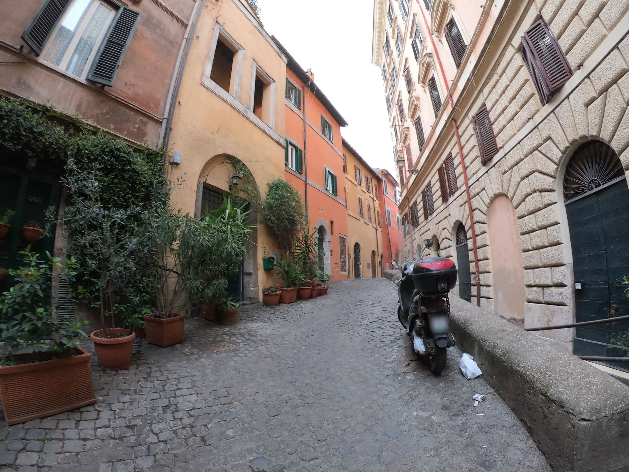 Street view near Casa di Santa Francesca Romana a Ponte Rotto, Ripa — © richlv (CC BY-SA · Mapillary)