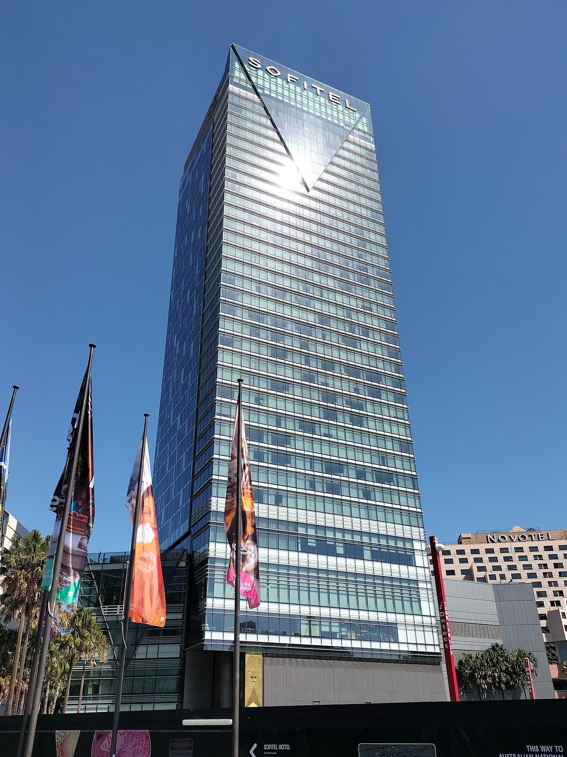 Sofitel Sydney Darling Harbour (via Wikimedia Commons, CC BY-SA 3.0)