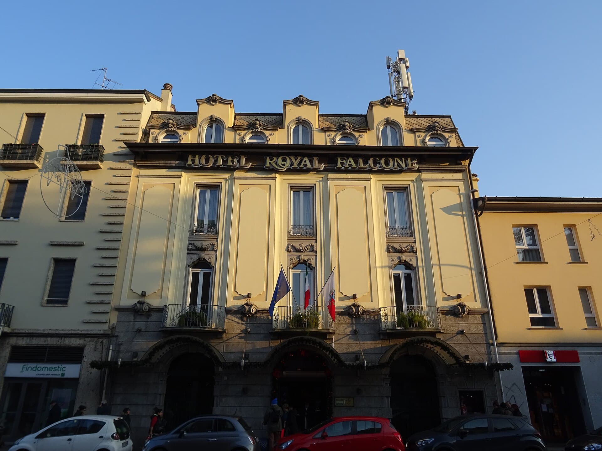 Hotel Royal Falcone (via Wikimedia Commons, CC BY-SA 4.0)