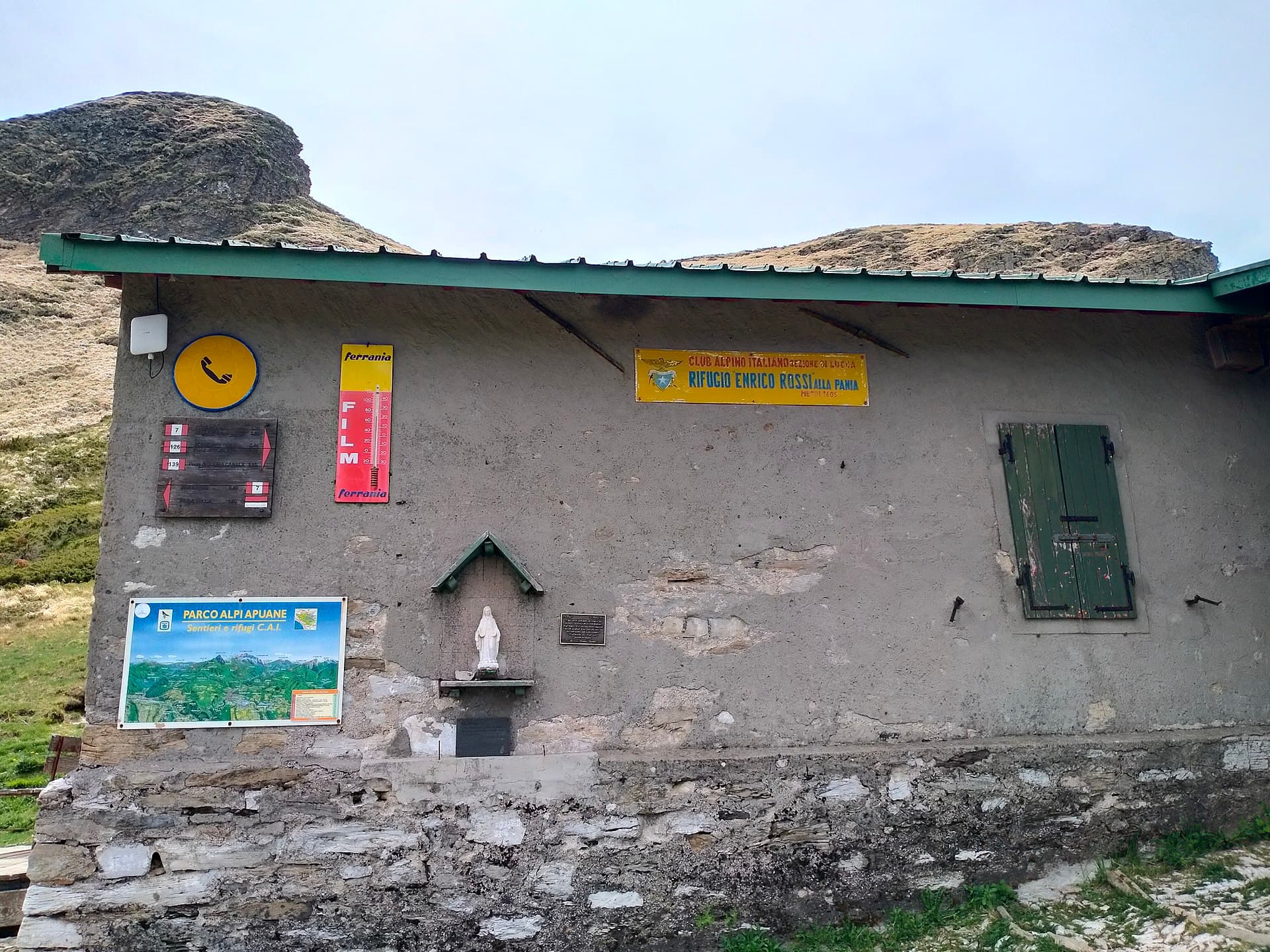 Rifugio Enrico Rossi (via Wikimedia Commons, CC BY-SA 4.0)