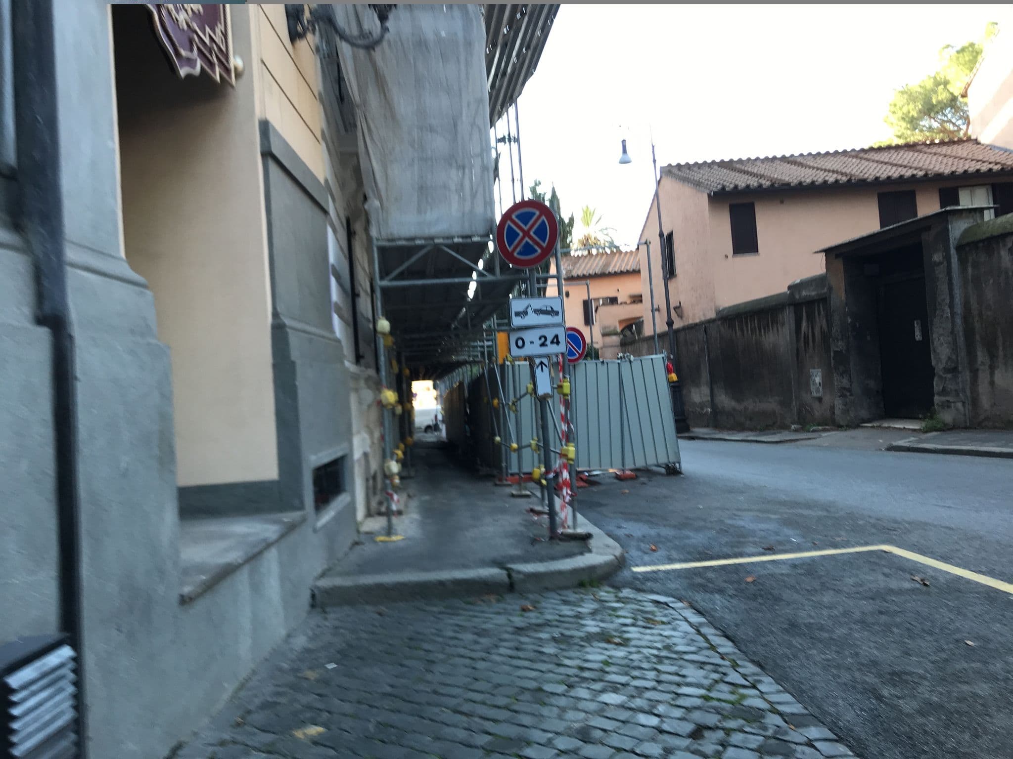Street view near Splendide Royal, Ludovisi — © miguel_andrade (CC BY-SA · Mapillary)