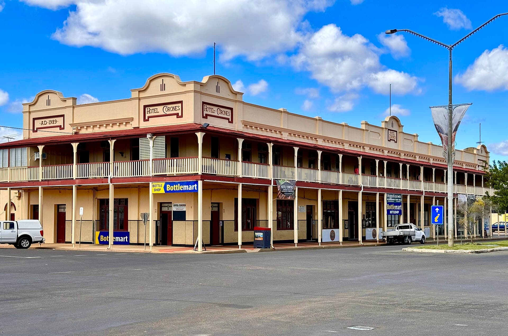 Corones Hotel (via Wikimedia Commons, CC BY-SA 4.0)