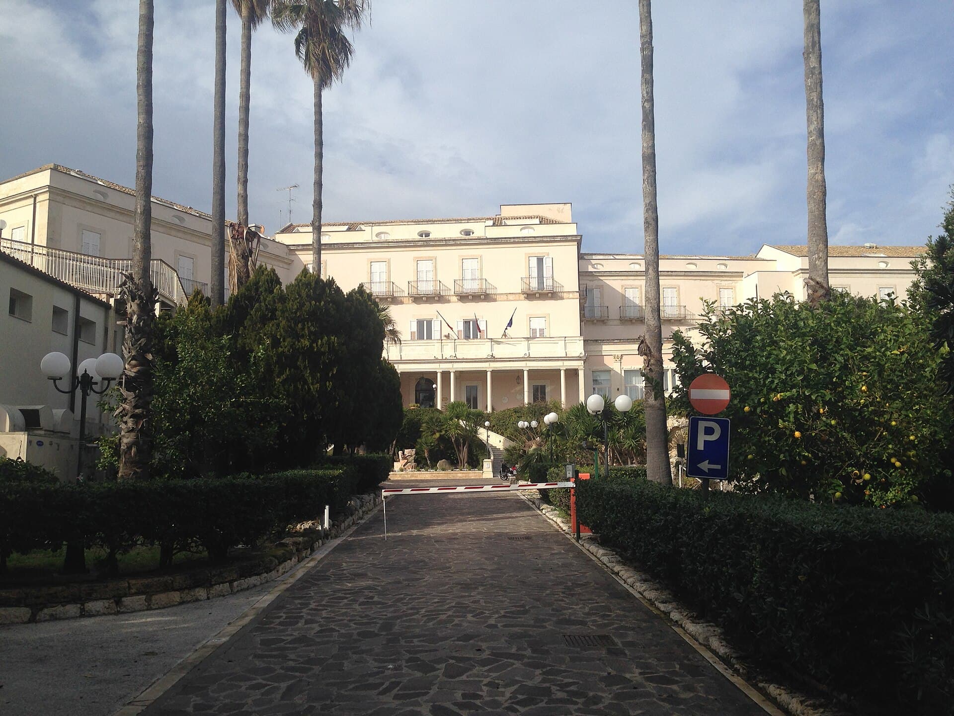 Grand Hotel Villa Politi (via Wikimedia Commons, CC BY-SA 4.0)