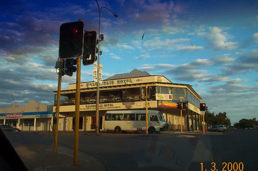 Kalgoorlie Hotel (via Wikimedia Commons, CC BY-SA 3.0)