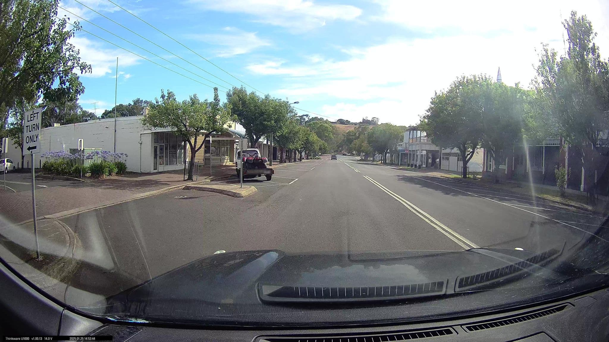 Street view near Albion Hotel, Casterton — © maxim752 (CC BY-SA · Mapillary)