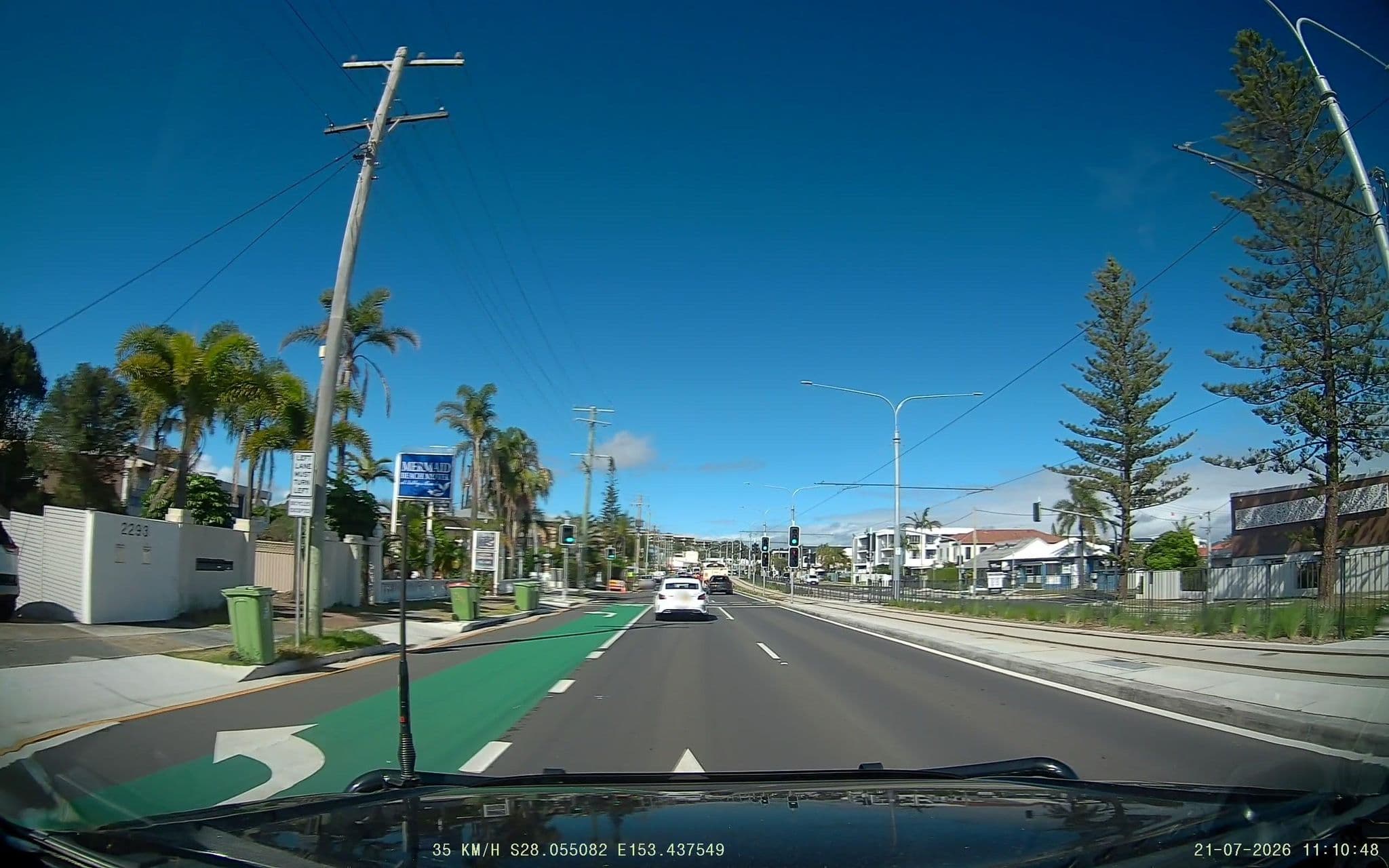 Street view near Mermaid Beach Motel at Nobbys, Mermaid Waters — © fizzie (CC BY-SA · Mapillary)