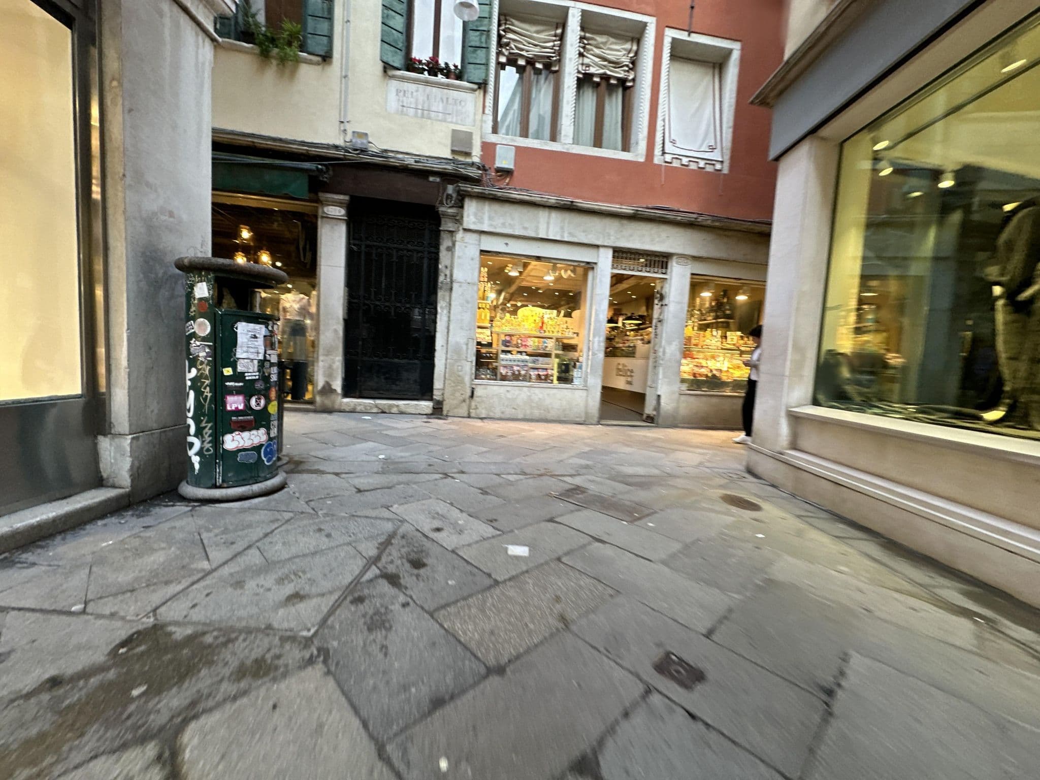 Street view near Hotel Bella Venezia, Venice — © quickness805 (CC BY-SA · Mapillary)