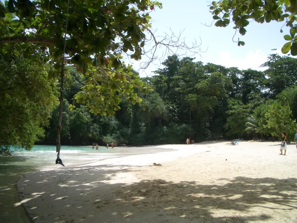 Frenchman's Cove Resort (via Wikimedia Commons, CC BY-SA 3.0)