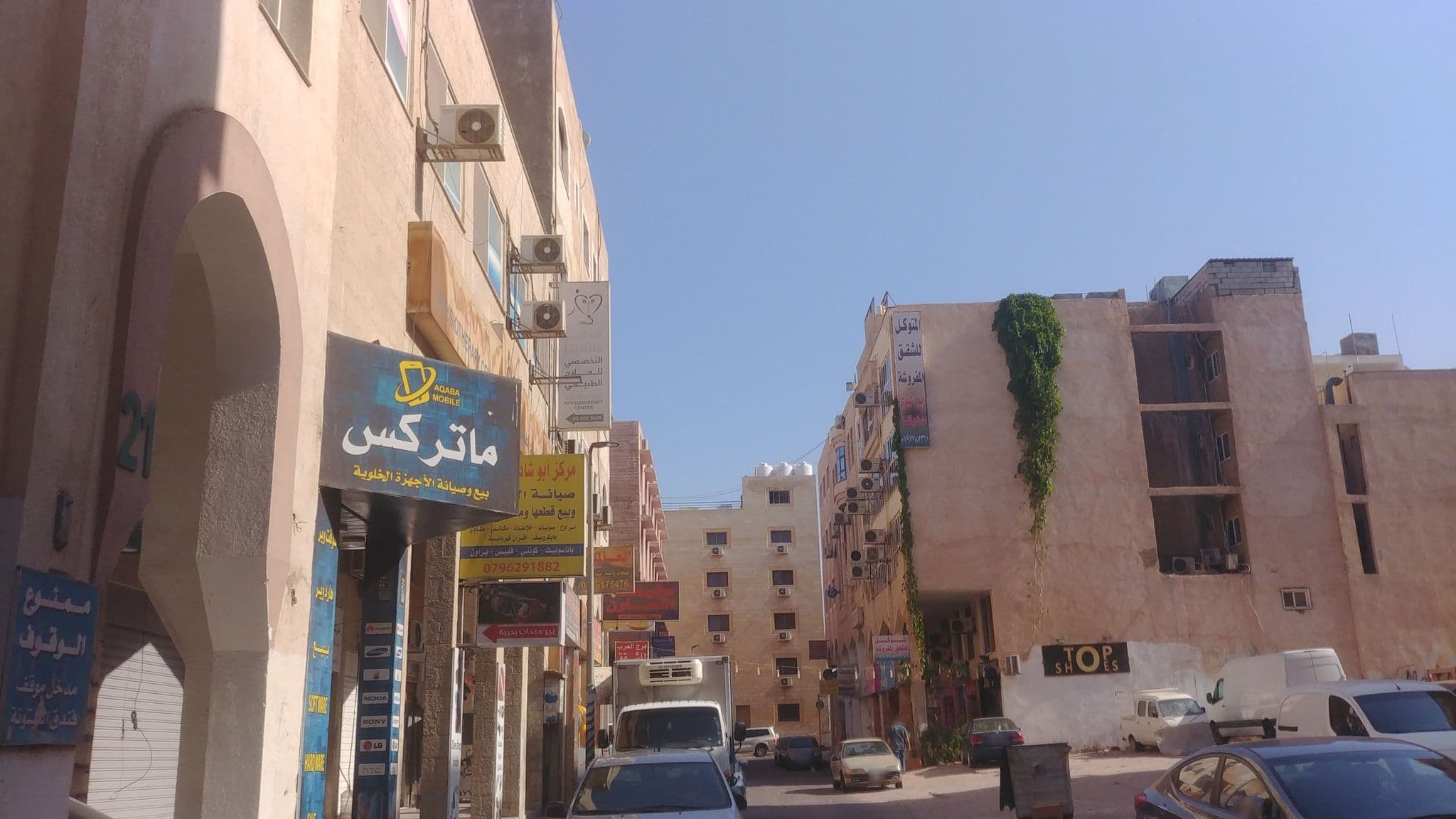 Street view near Cedar Hotel, Aqaba — © qgelw (CC BY-SA · Mapillary)