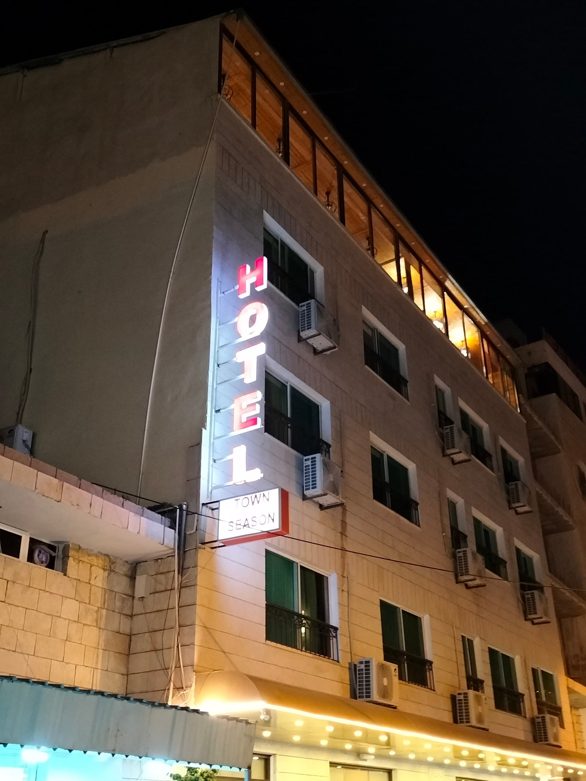 Town Season Hotel (via Wikimedia Commons, CC BY-SA 3.0)