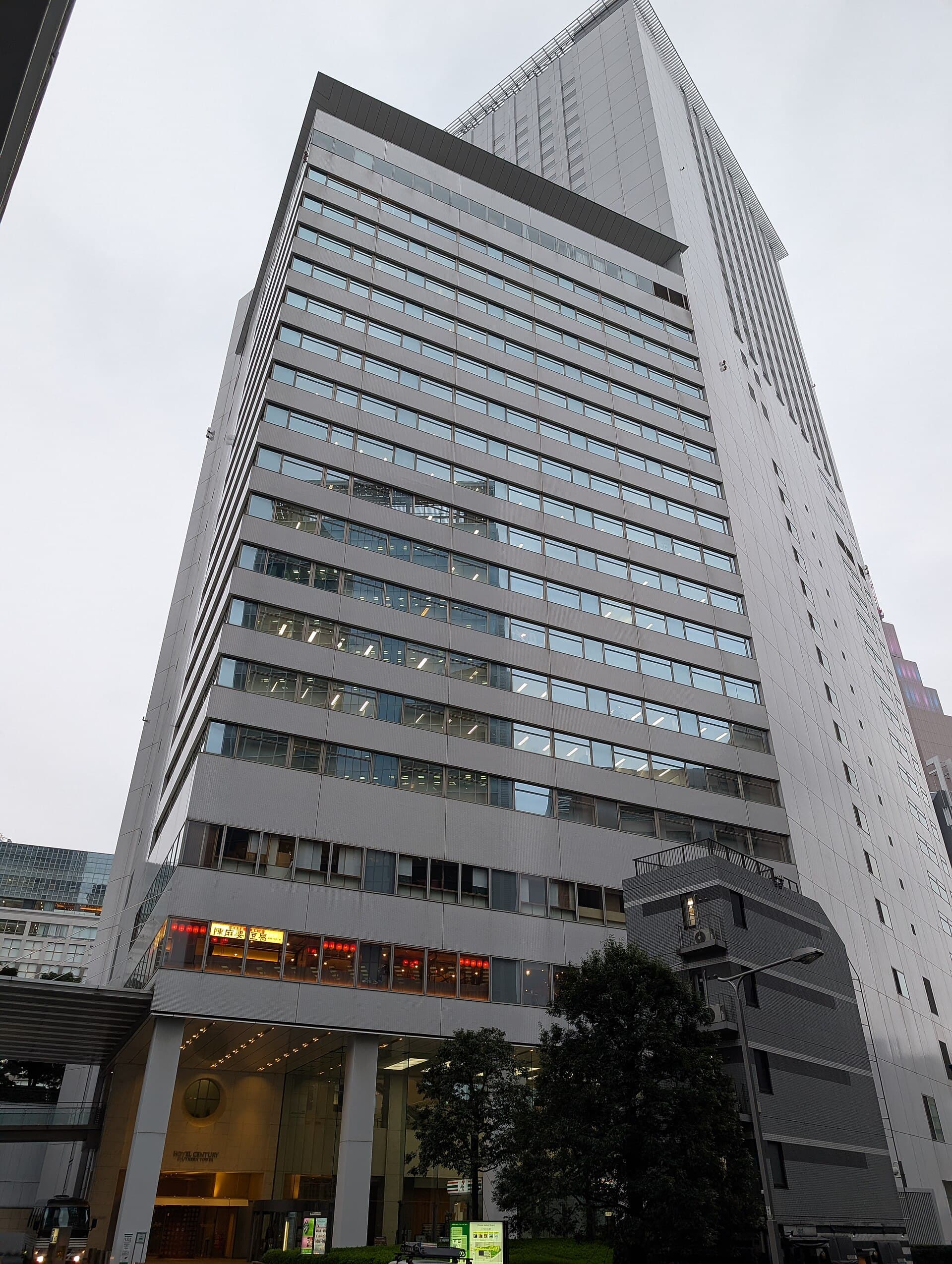 Century Southern Tower Hotel (via Wikimedia Commons, CC0)