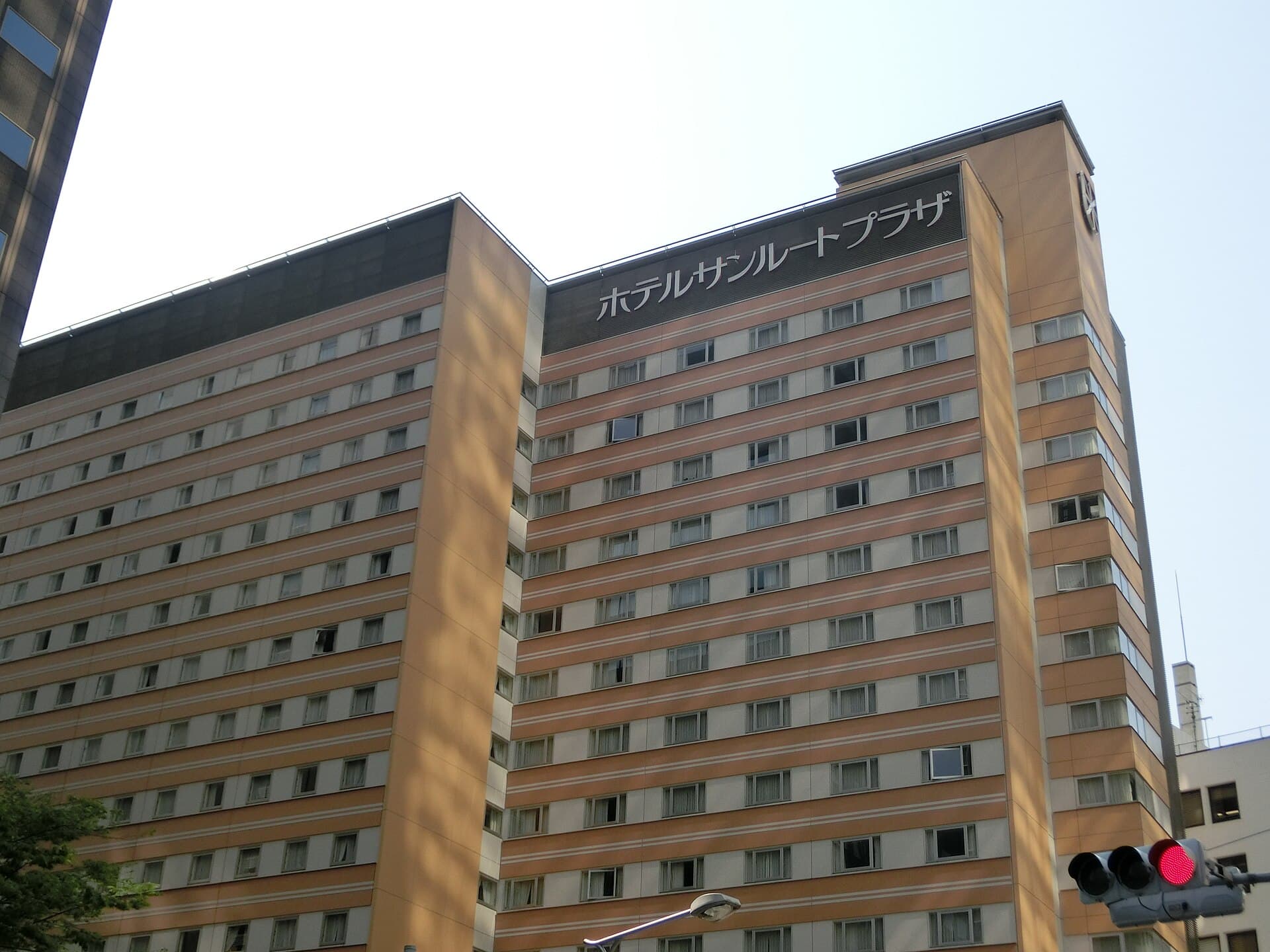 Sunroute Plaza Shinjuku Hotel (via Wikimedia Commons, Public domain)
