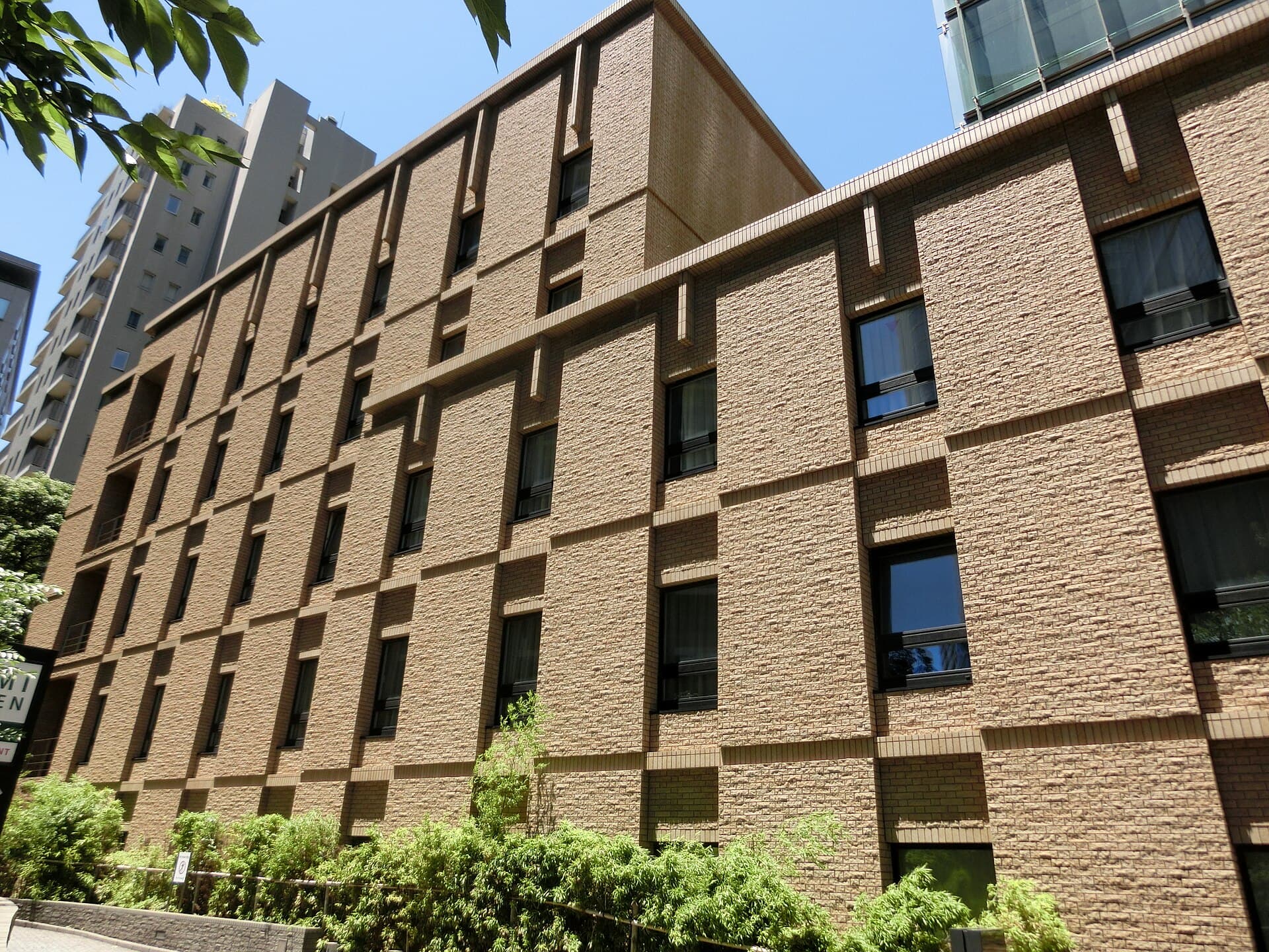Hotel Villa Fontaine Roppongi (via Wikimedia Commons, Public domain)