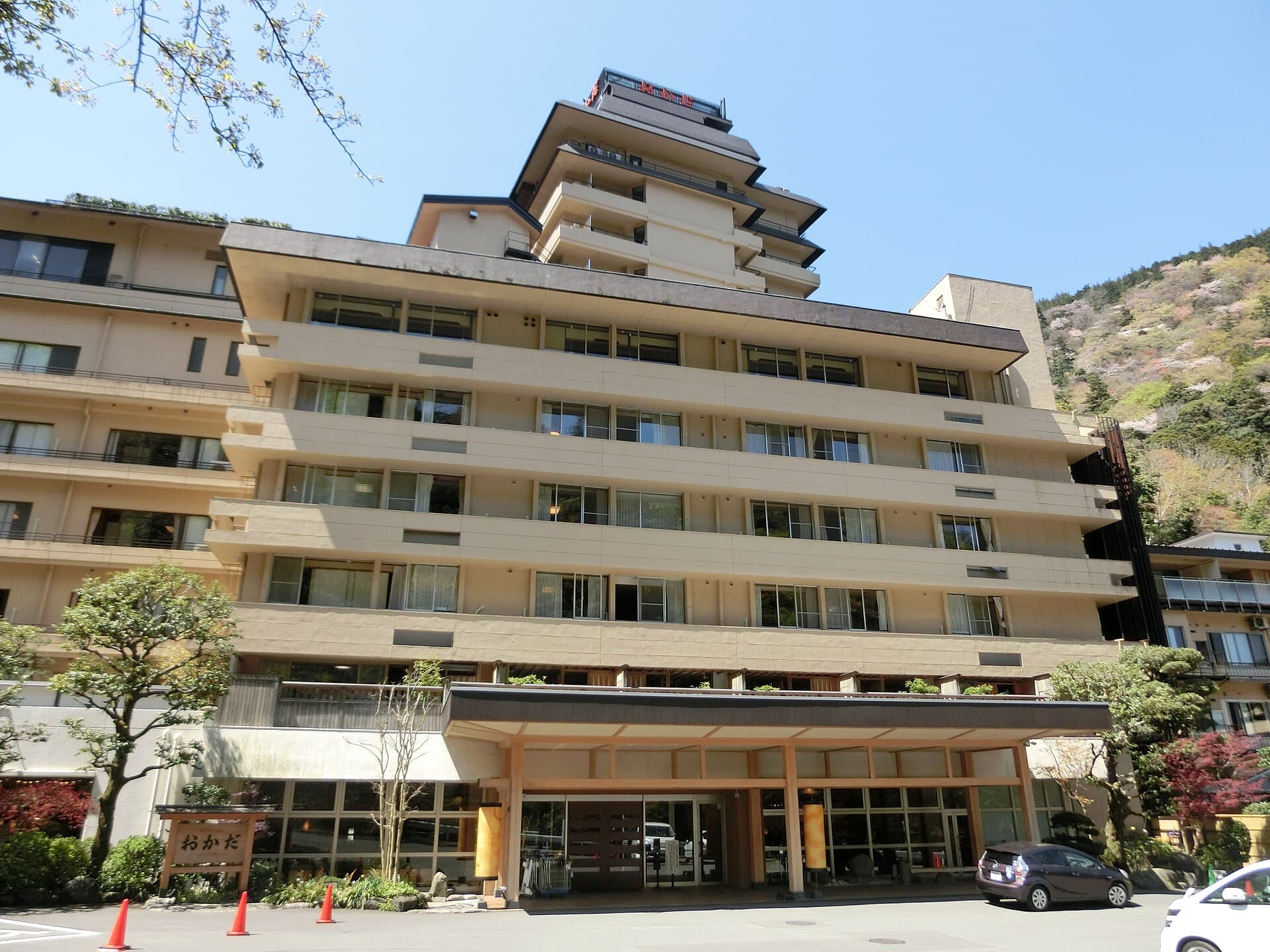 Hotel Okada (via Wikimedia Commons, Public domain)