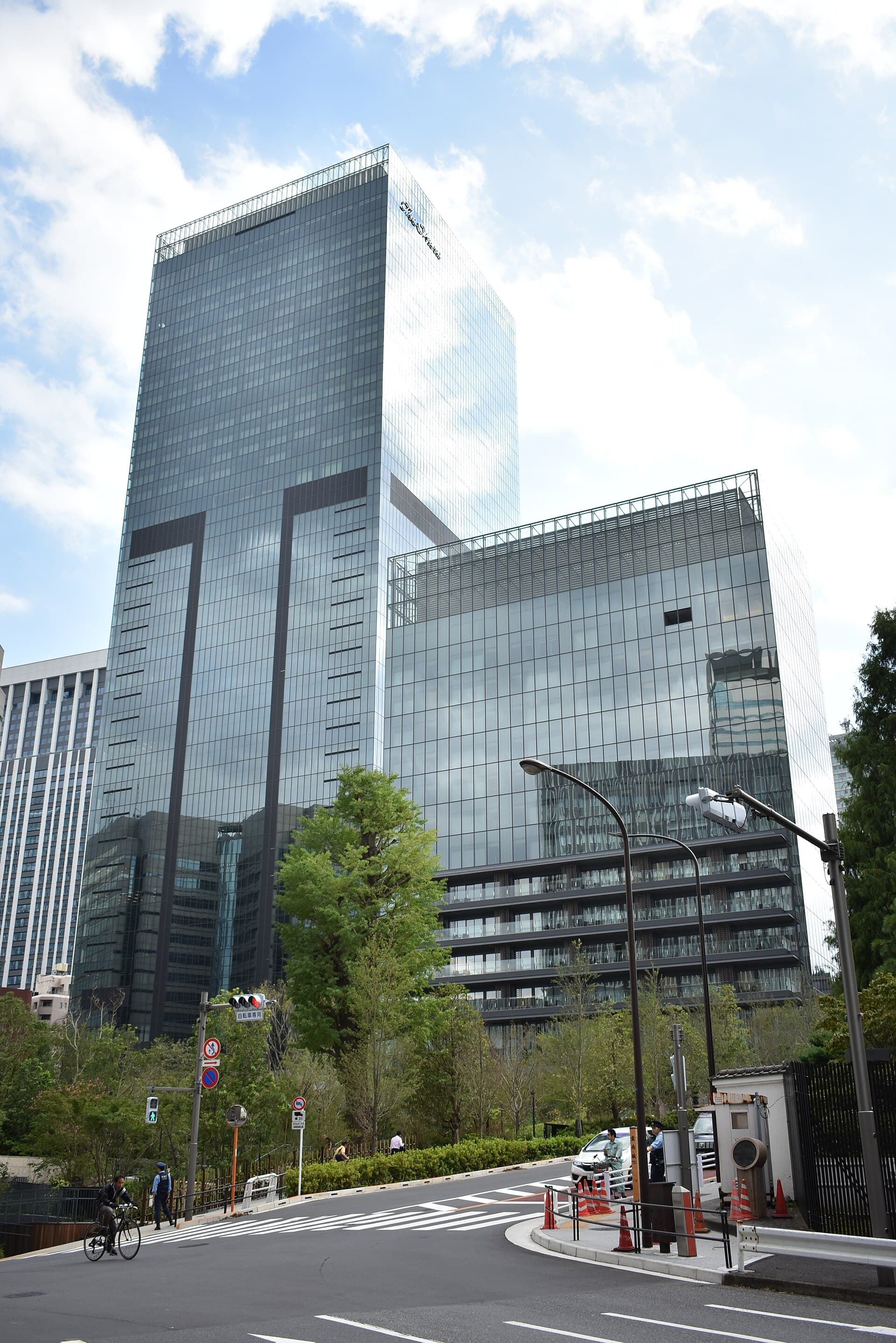 The Okura Tokyo (via Wikimedia Commons, CC BY-SA 4.0)