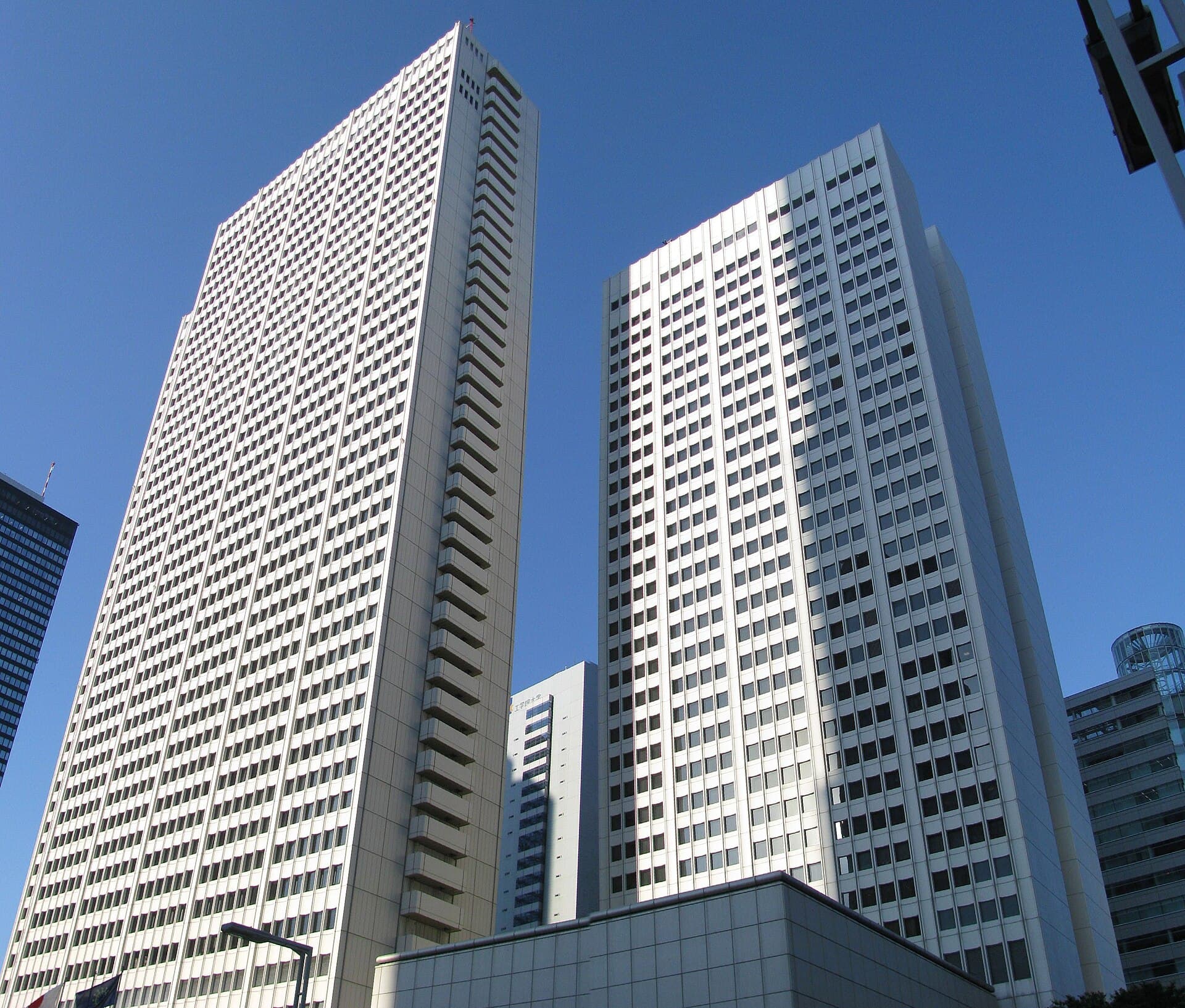 keio plaza hotel (via Wikimedia Commons, CC BY-SA 3.0)