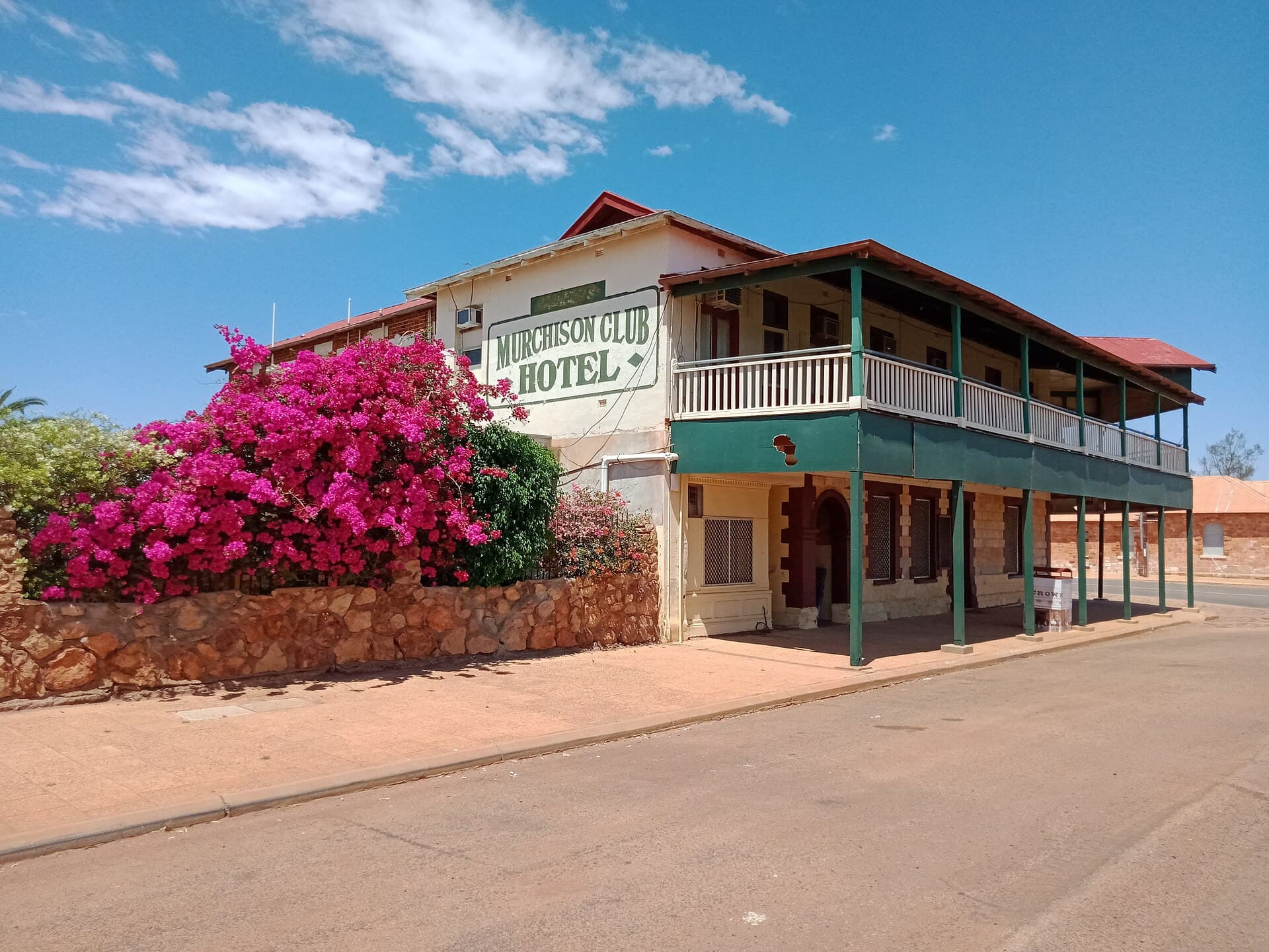Murchison Club Hotel (via Wikimedia Commons, CC BY-SA 3.0)