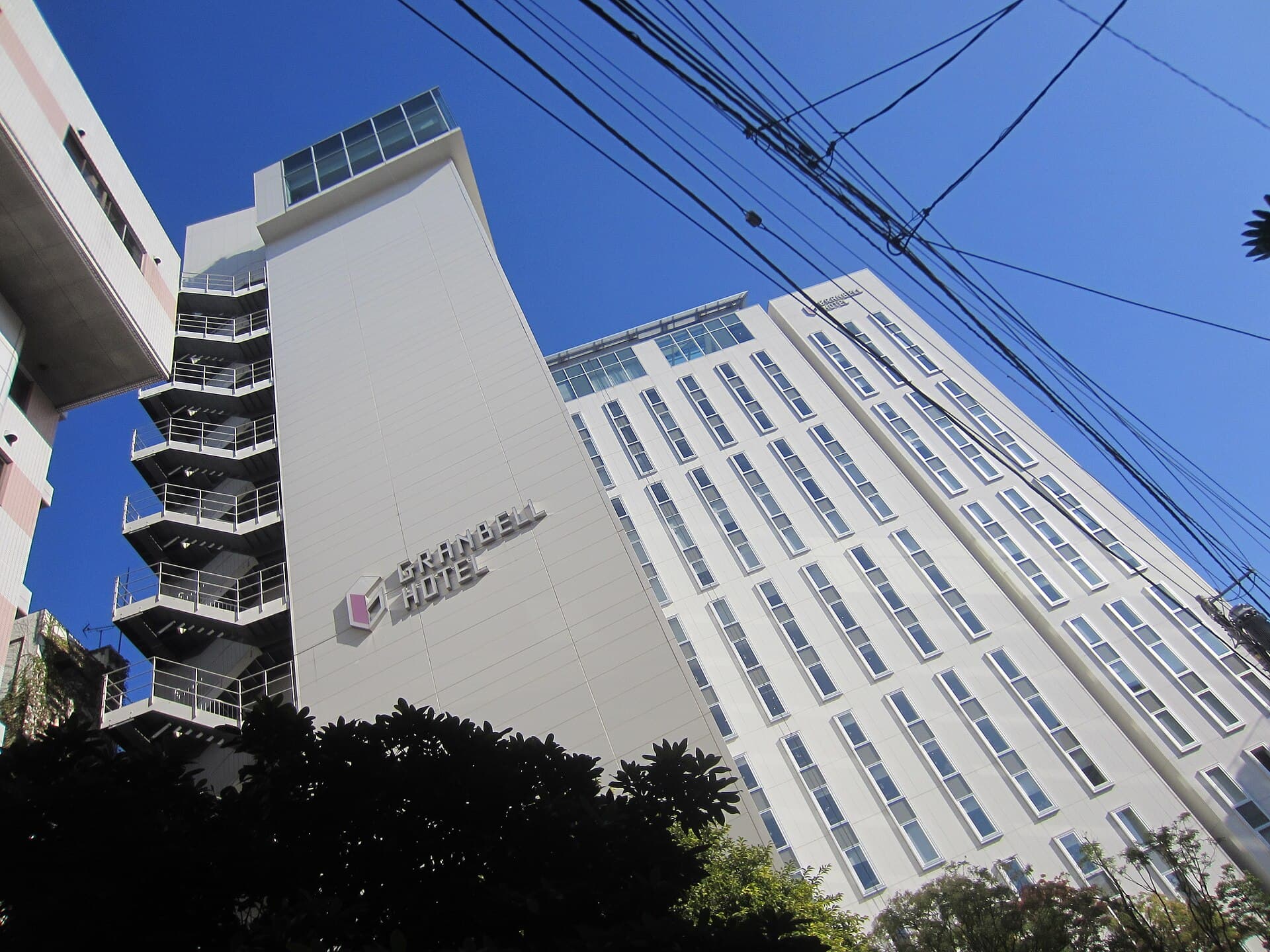 Shinjuku Granbell Hotel (via Wikimedia Commons, CC BY-SA 4.0)