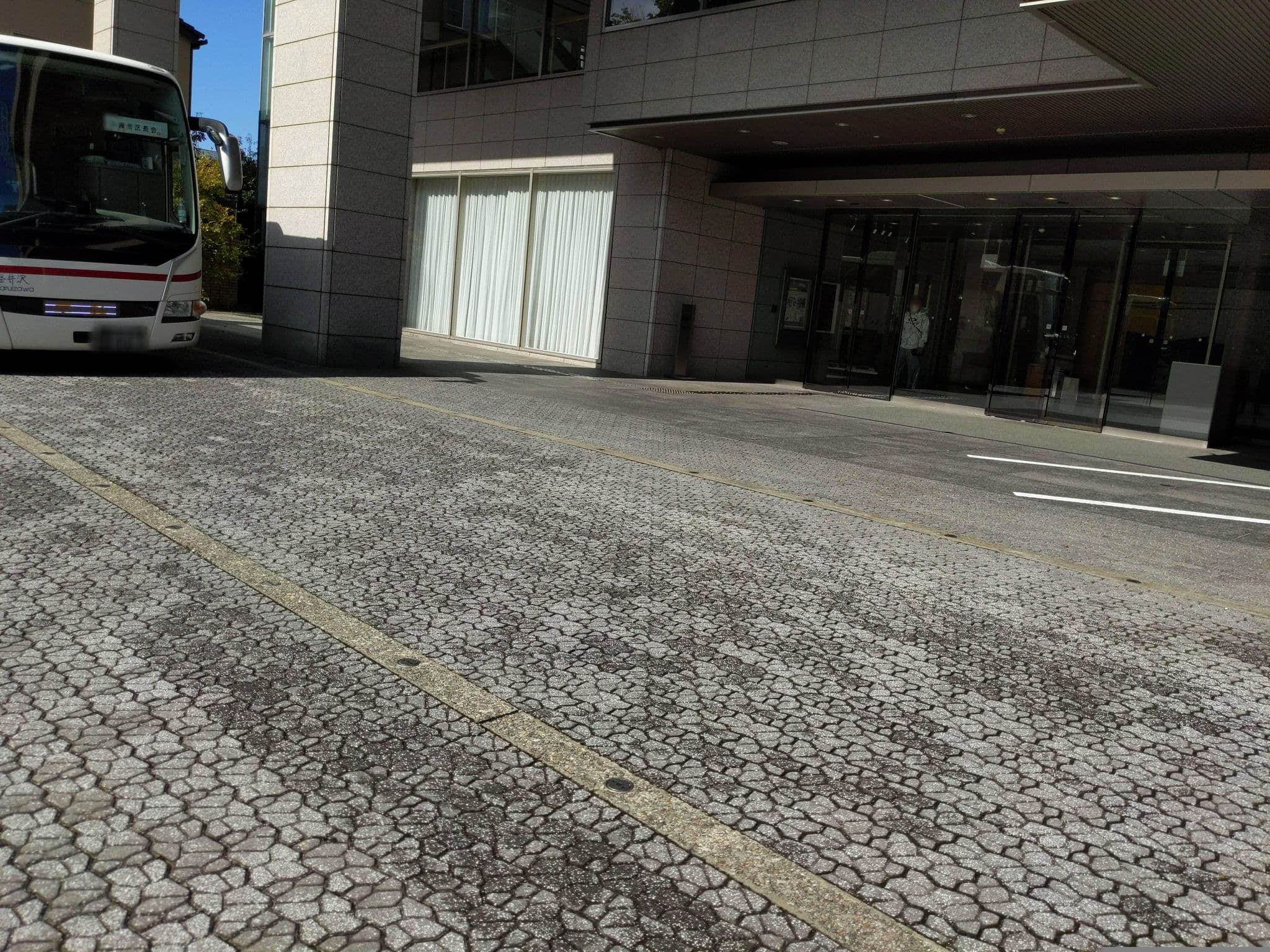 Street view near KKRホテル金沢 (KKR Hotel Kanazawa), Kanazawa — © komoronokaze (CC BY-SA · Mapillary)