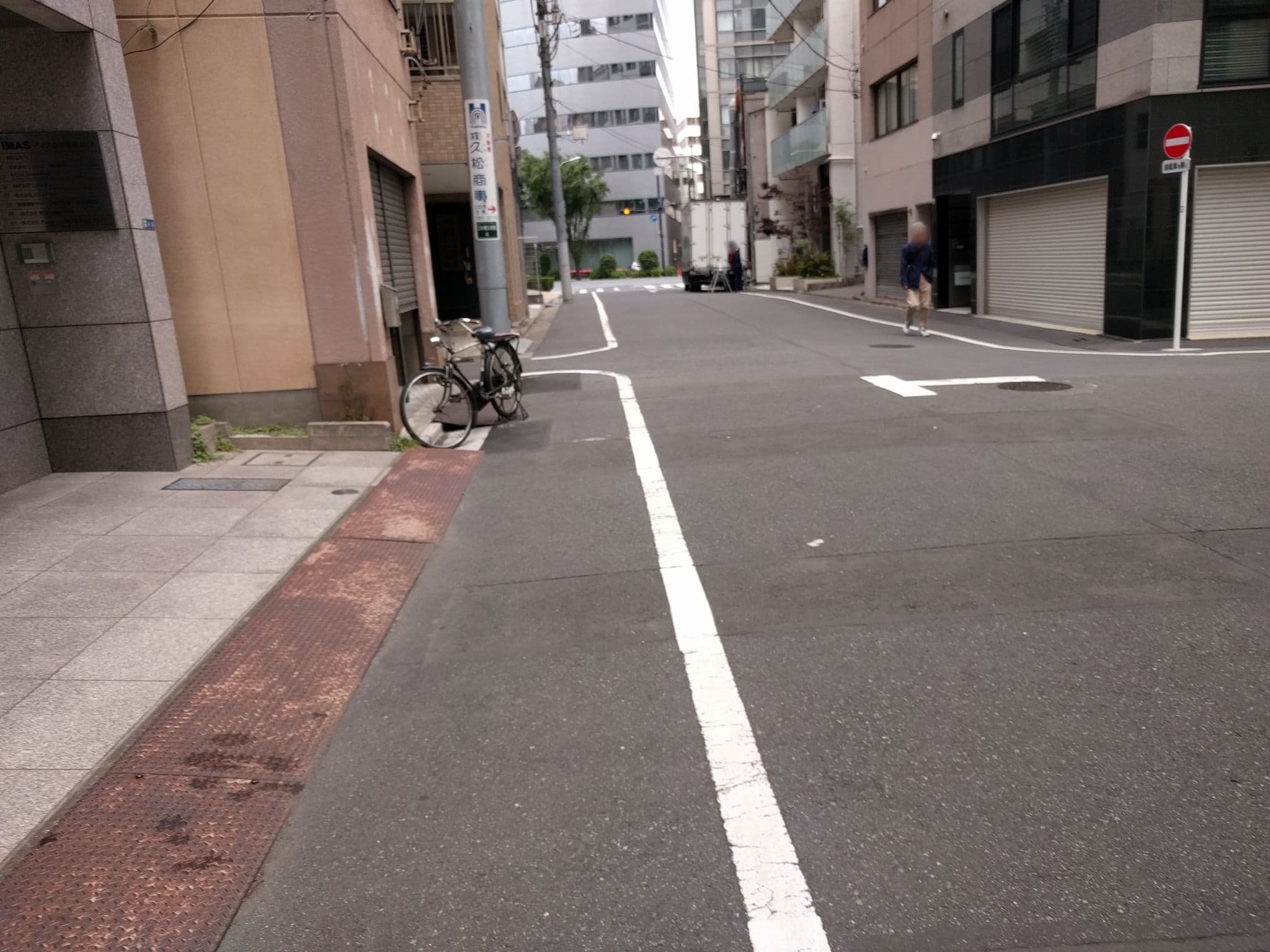 Street view near Grids Nihombashi East, Higashi-nihombashi — © gwalker7 (CC BY-SA · Mapillary)
