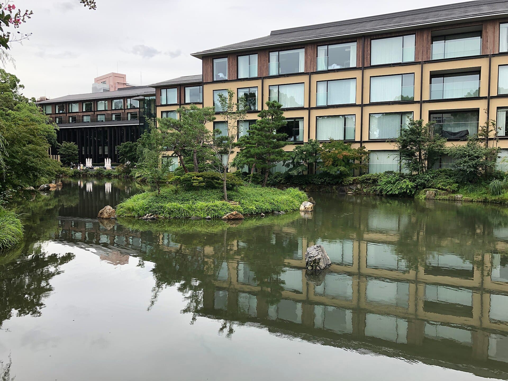 Four Seasons Hotel (via Wikimedia Commons, CC BY-SA 4.0)