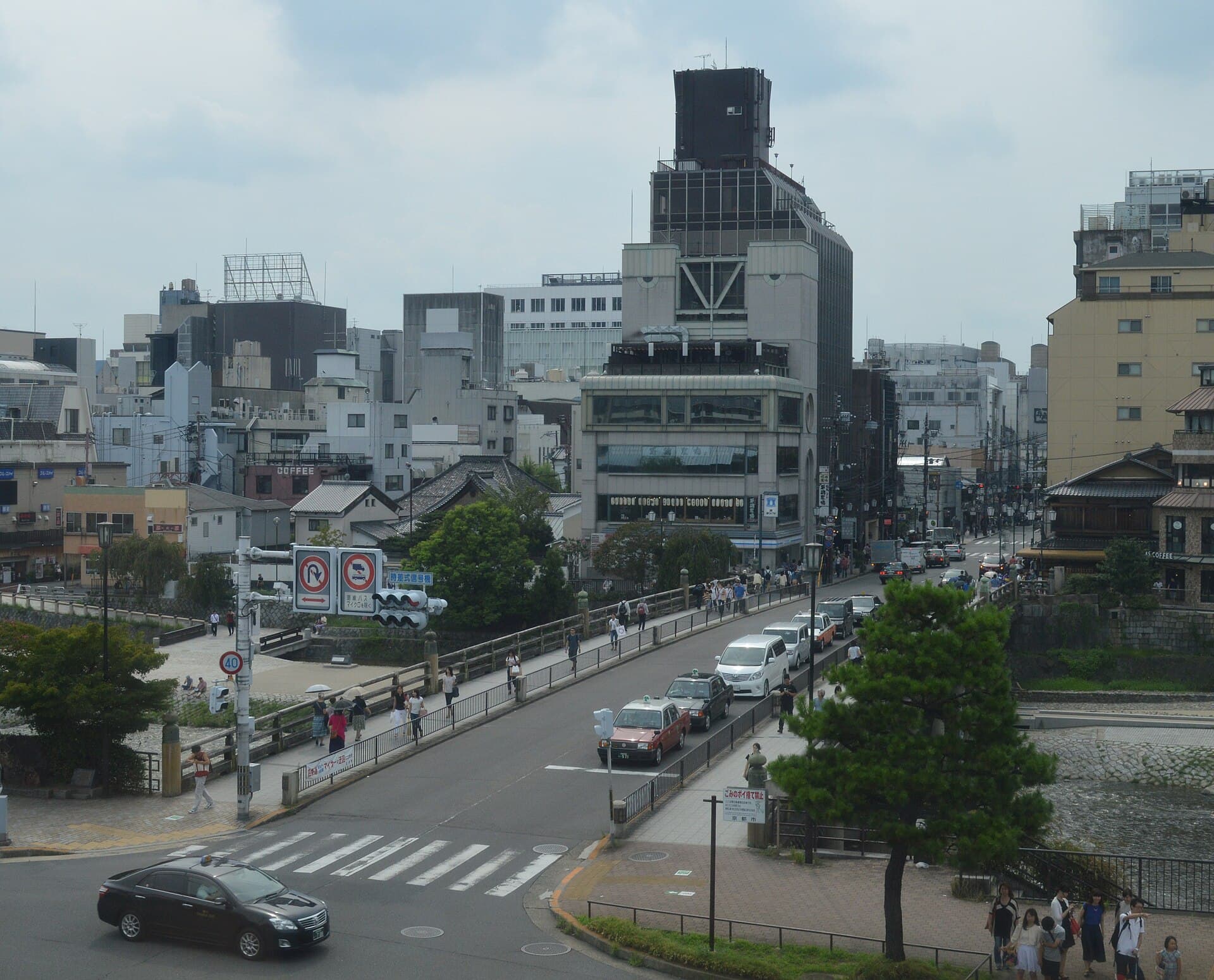 Hotel Kyoto Sanjo Ohashi (via Wikimedia Commons, CC BY-SA 4.0)