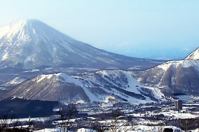 Rusutsu Lodges (via Wikimedia Commons, CC BY-SA 3.0)