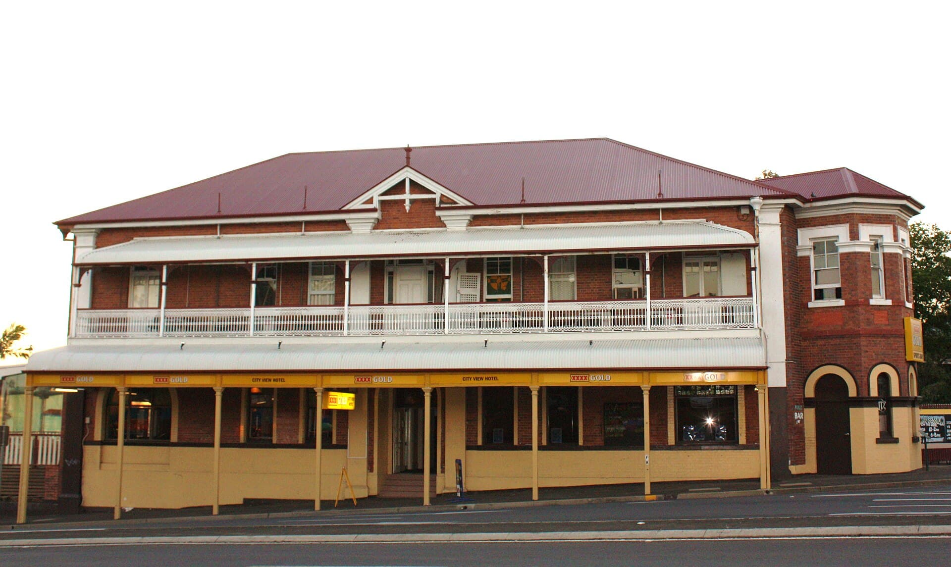 City View Hotel (via Wikimedia Commons, CC BY 2.0)