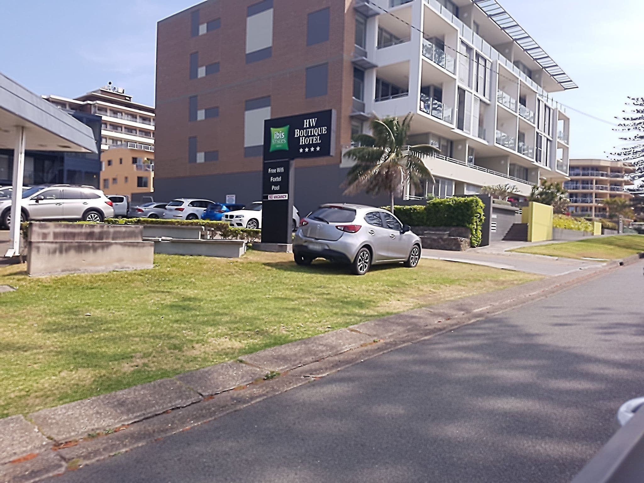 Street view near ibis Styles Port Macquarie, Port Macquarie — © sunnyturtle (CC BY-SA · Mapillary)