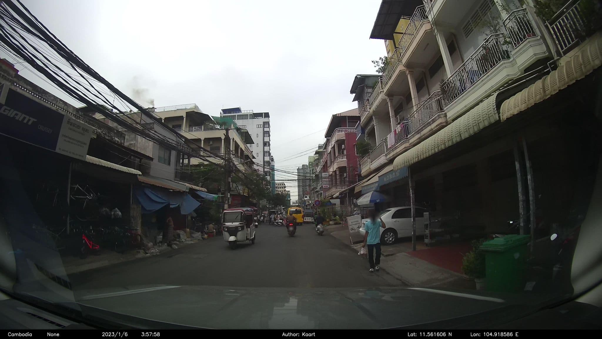 Street view near Dragon Guesthouse, Phnom Penh — © kaart_2 (CC BY-SA · Mapillary)