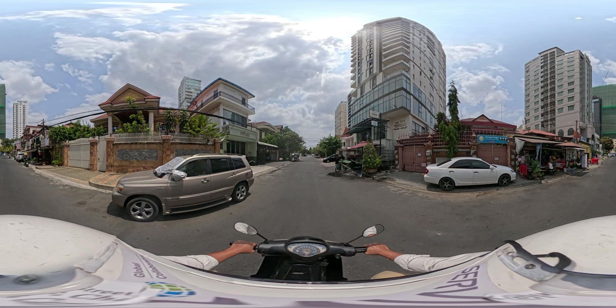 Street view near សណ្ឋាគារ HM Grand Central, Phnom Penh — © vteck (CC BY-SA · Mapillary)