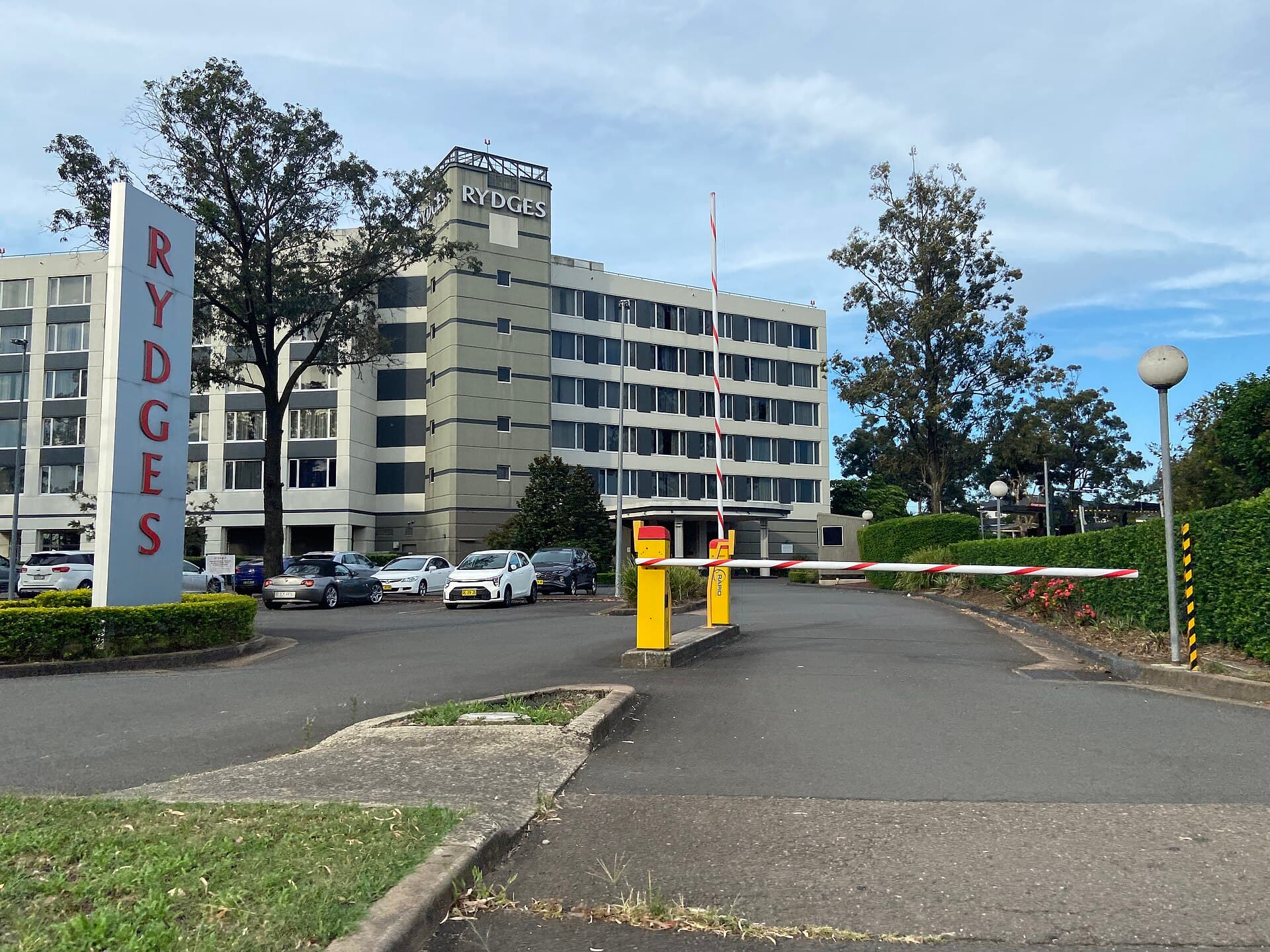 Rydges Bankstown (via Wikimedia Commons, CC BY-SA 4.0)