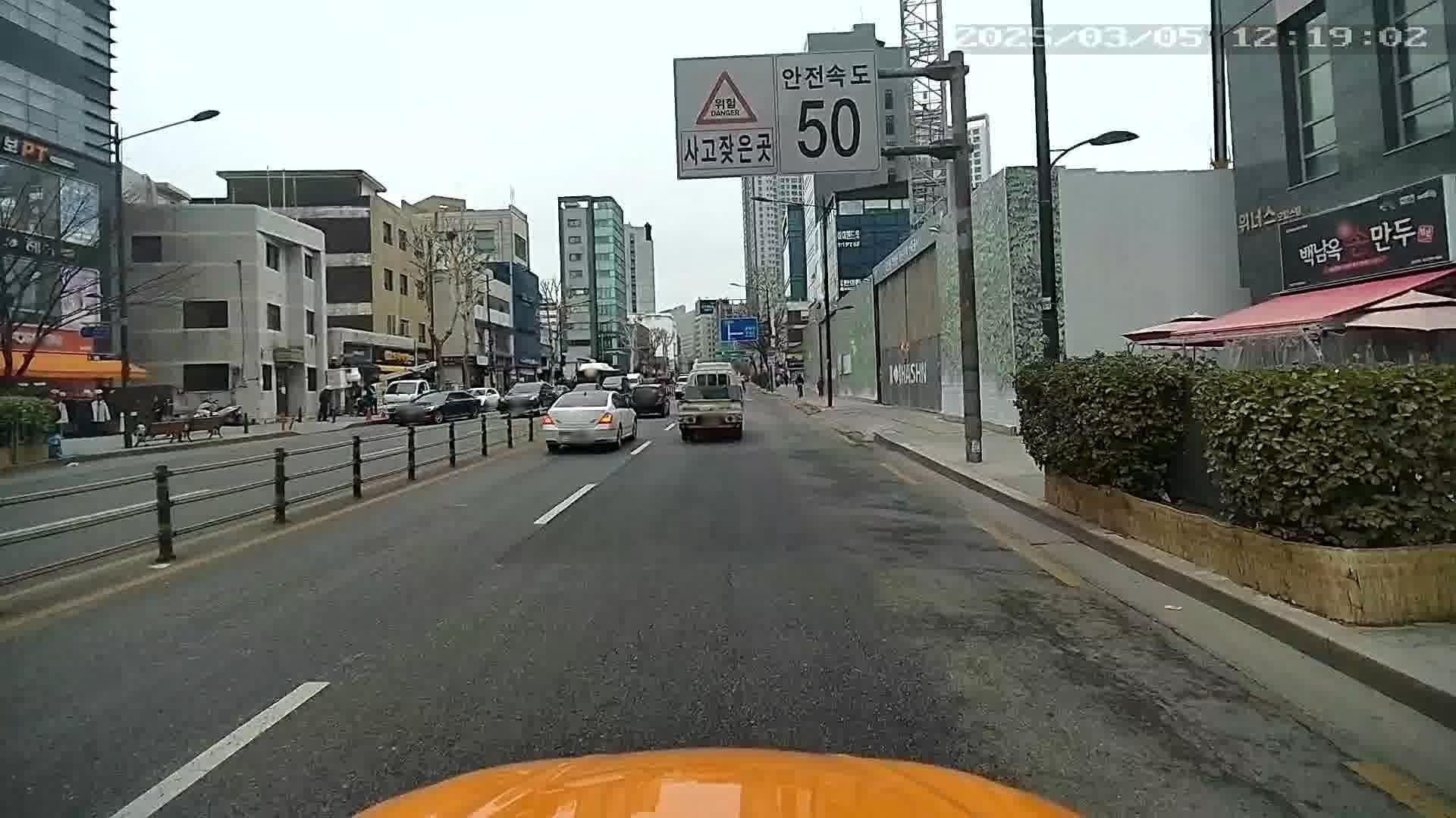 Street view near k-grand hostel dongdaemun, Yongsan-dong — © motov (CC BY-SA · Mapillary)