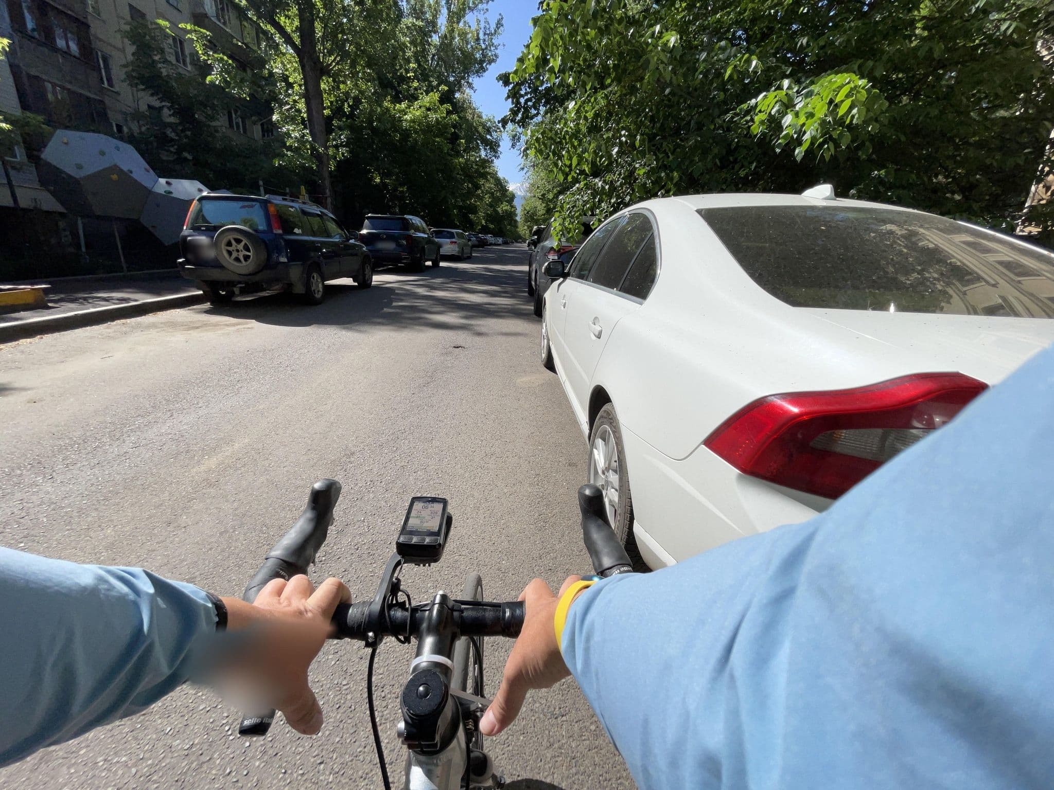Street view near MONTANA HOTEL, Almaty — © ruslan_fat (CC BY-SA · Mapillary)