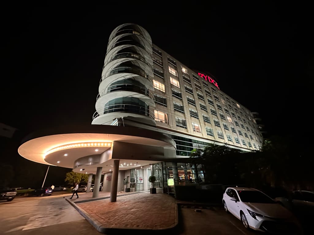 Rydges Parramatta (via Wikimedia Commons, CC BY-SA 4.0)
