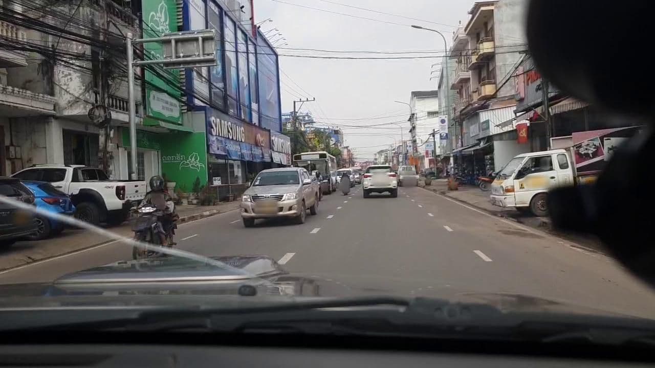 Street view near Hōnghǣm Laǭngdāo, Vientiane