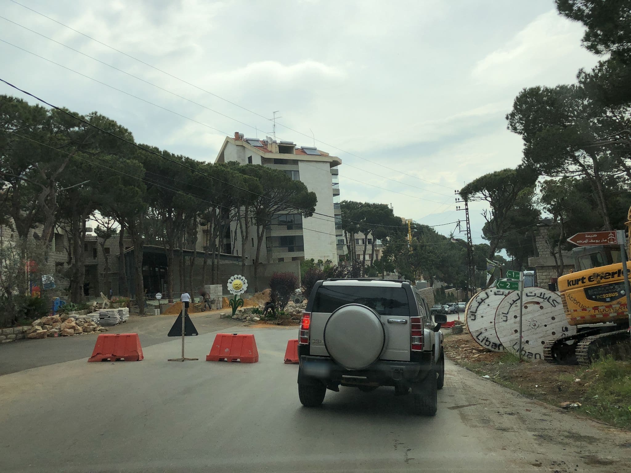 Street view near Colibri Hotel, Aajaltoûn — © ronfarra (CC BY-SA · Mapillary)