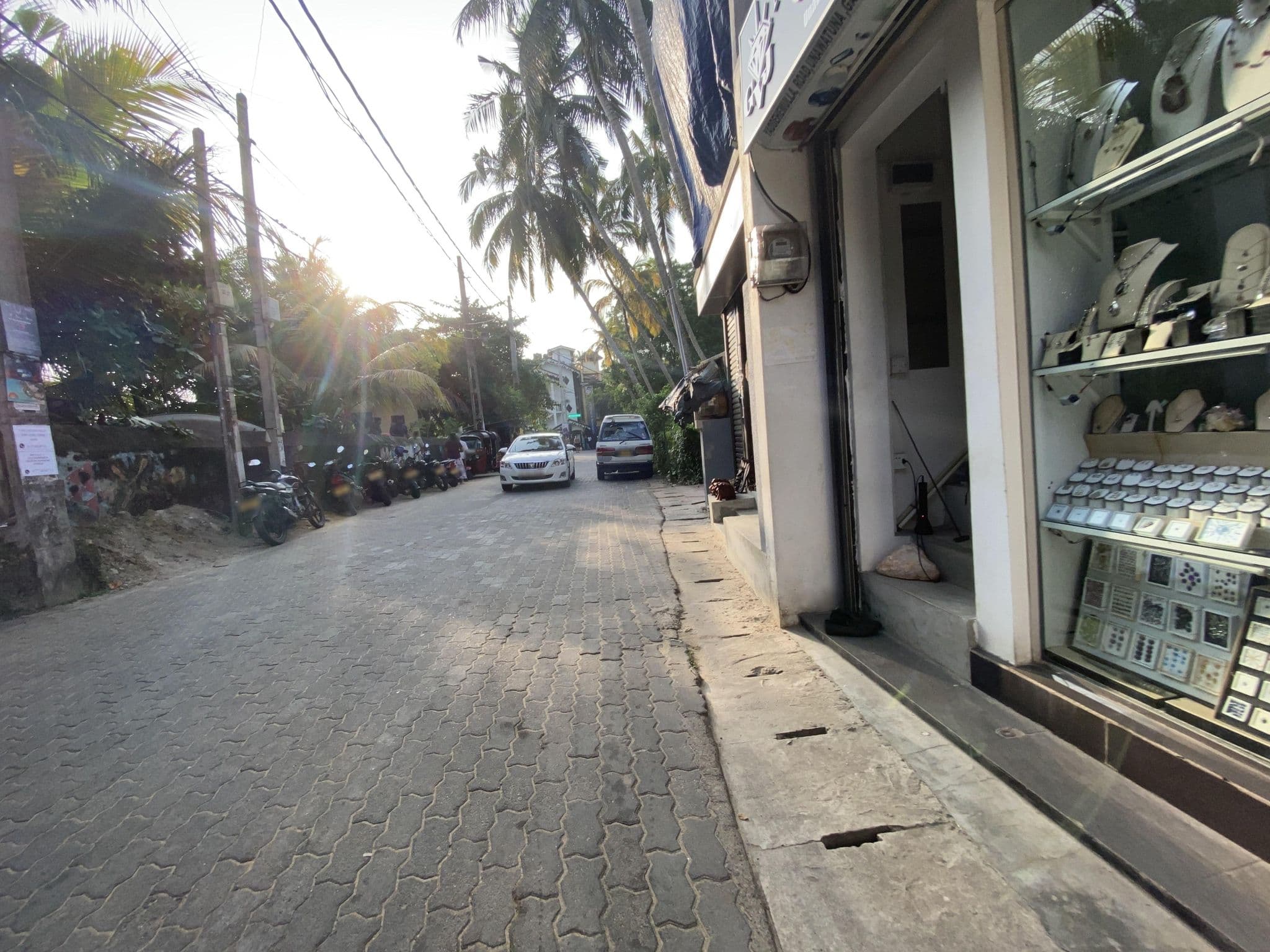 Street view near Ammas Guesthouse, Unawatuna — © vadi (CC BY-SA · Mapillary)