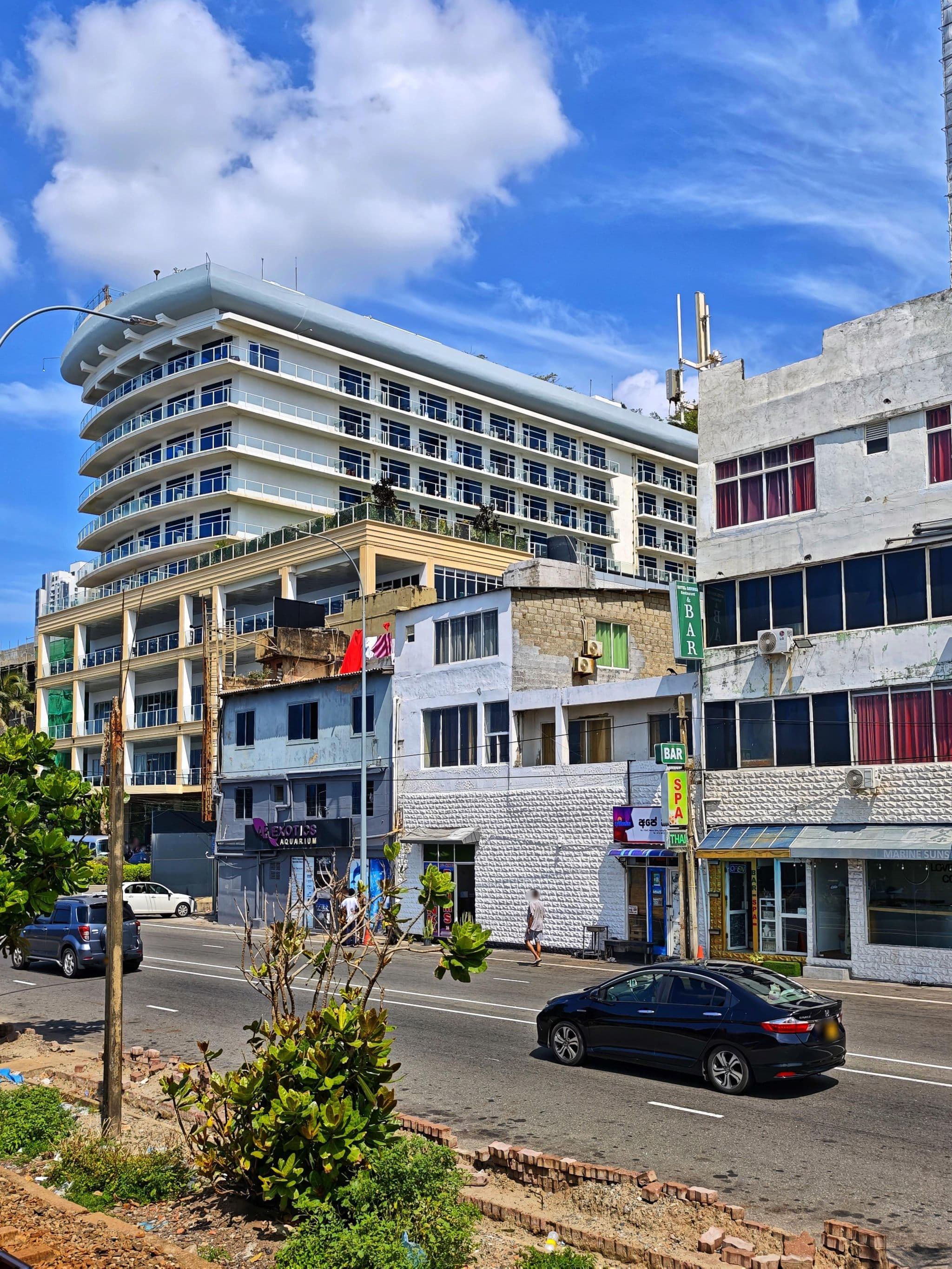 Street view near Hotel Lazaani, Colombo — © km2bp (CC BY-SA · Mapillary)