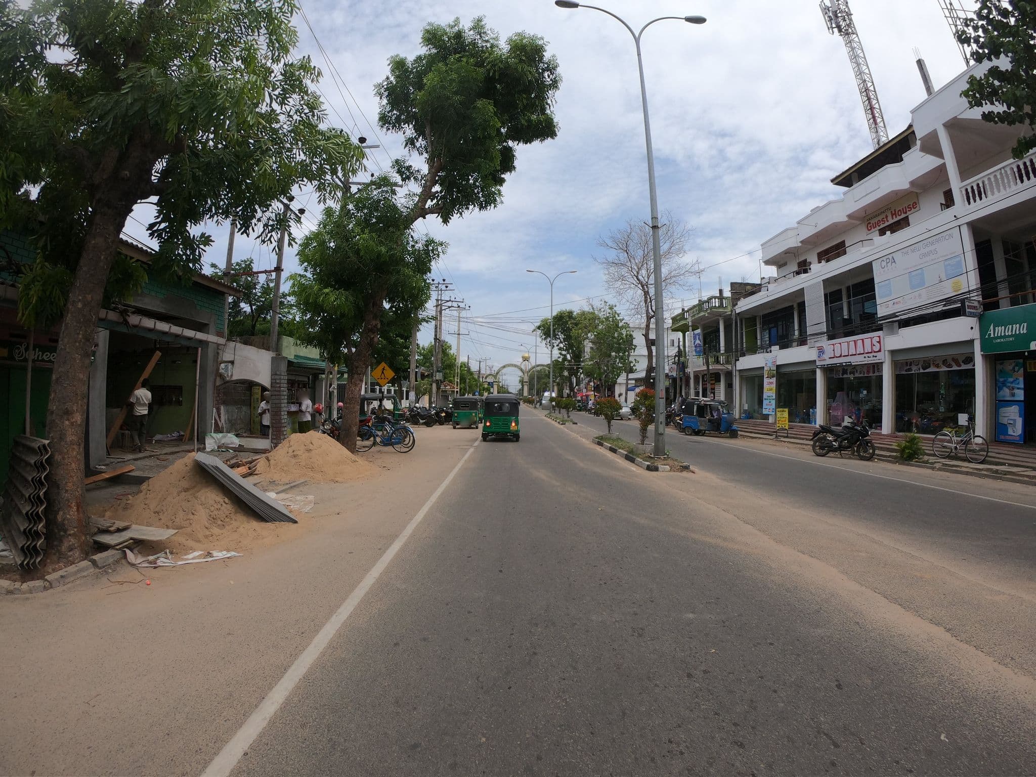 Street view near Akkaraipattu Guest House, Ampara — © paulinus (CC BY-SA · Mapillary)