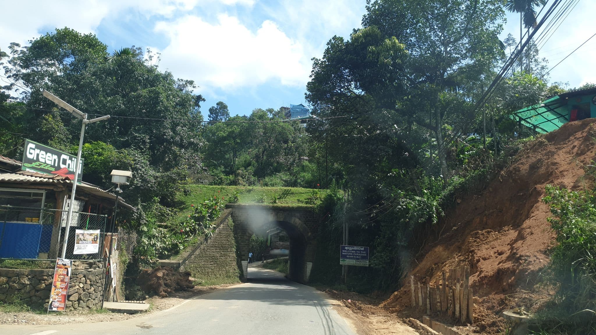 Street view near Tunnel Gap, Ella Town