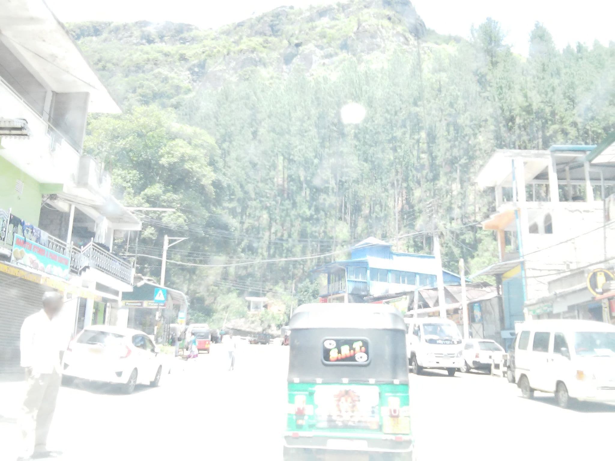 Street view near Ramboda Rest, Nuwara Eliya