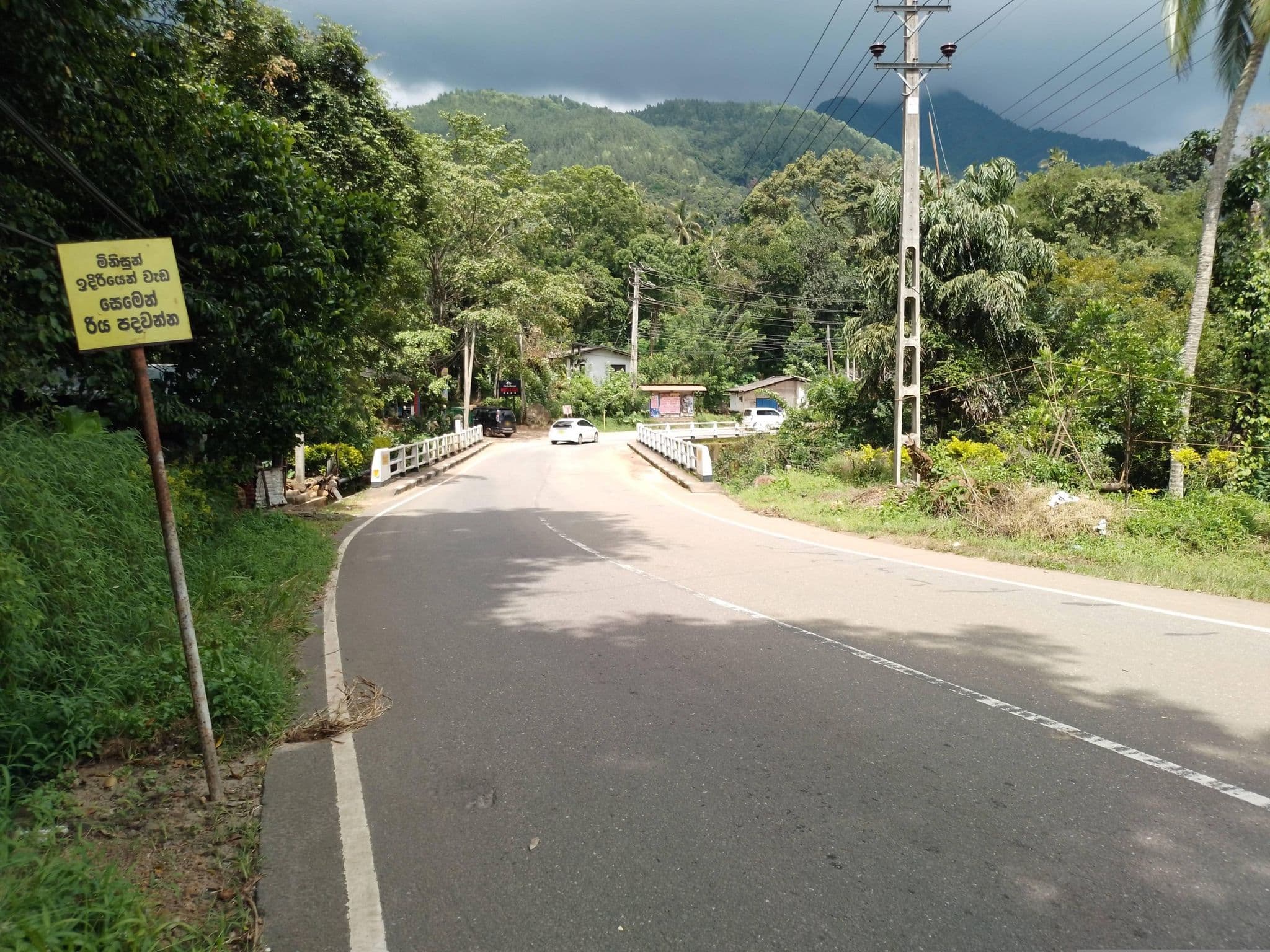 Street view near Hirikatuoya Rest Inn, Haputale — © Kajarani (CC BY-SA · Mapillary)