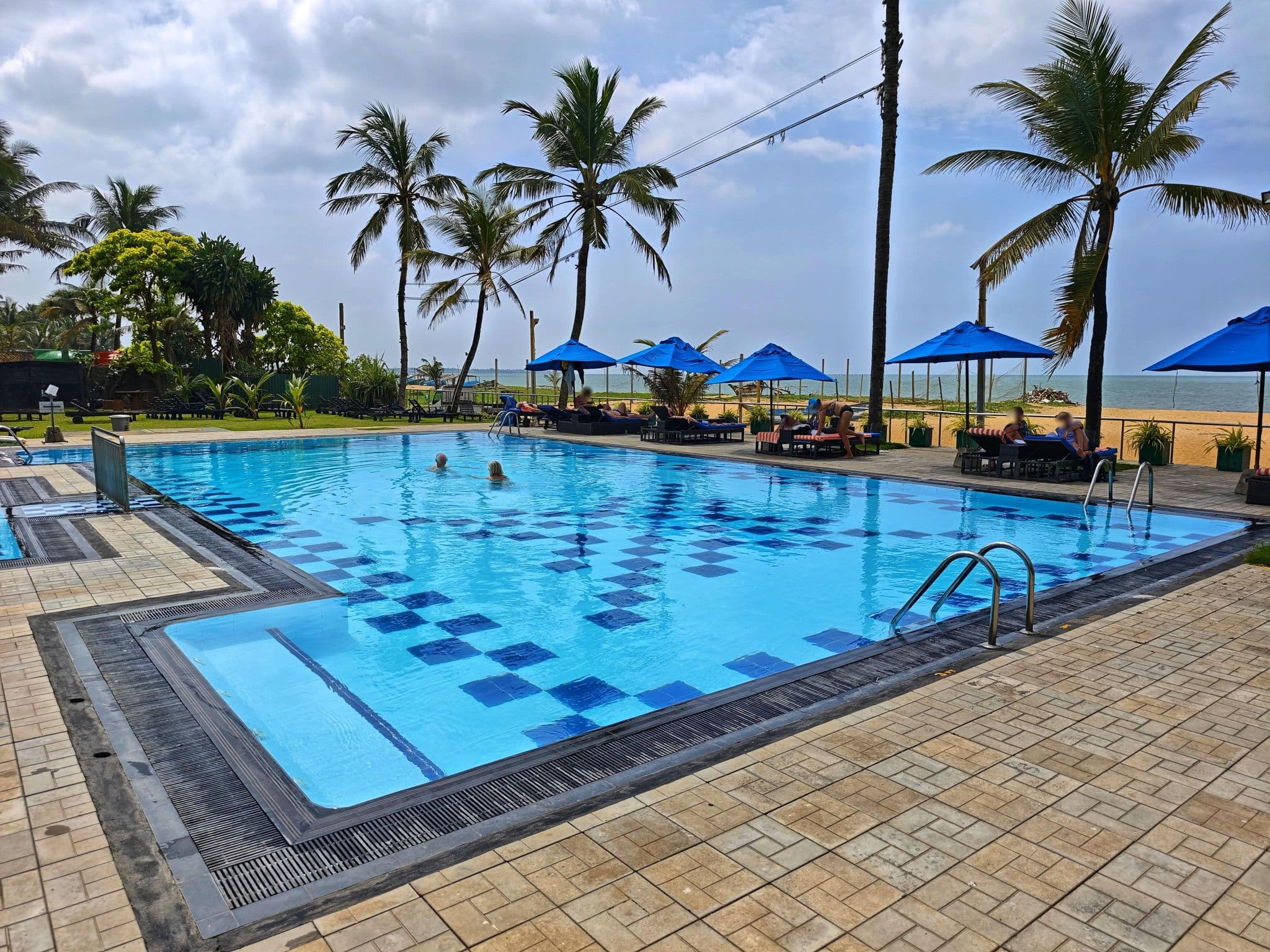 Street view near Camelot Beach, Negombo